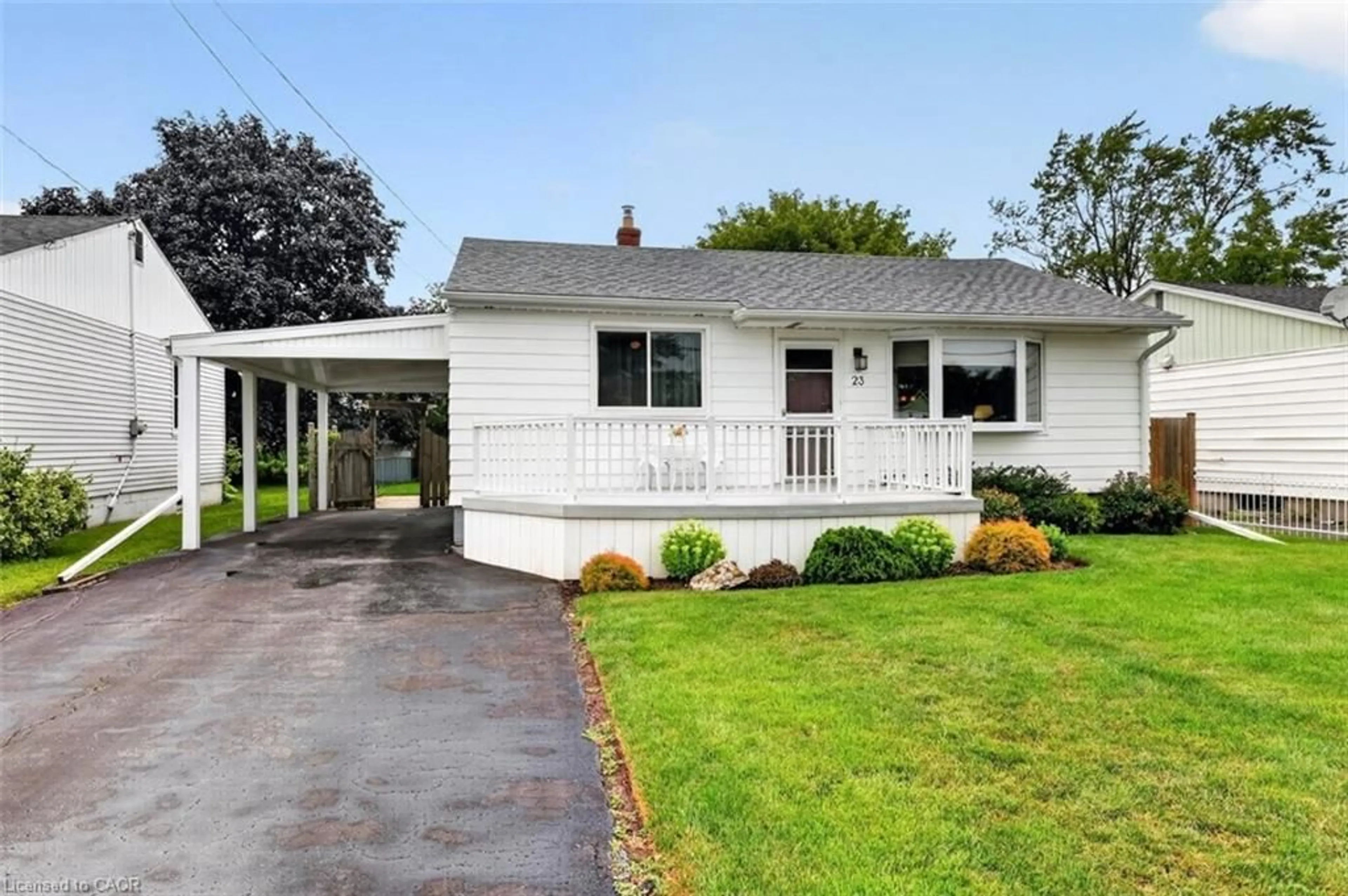 Home with vinyl exterior material, street for 23 Lakeview Ave, Grimsby Ontario L3M 3L9