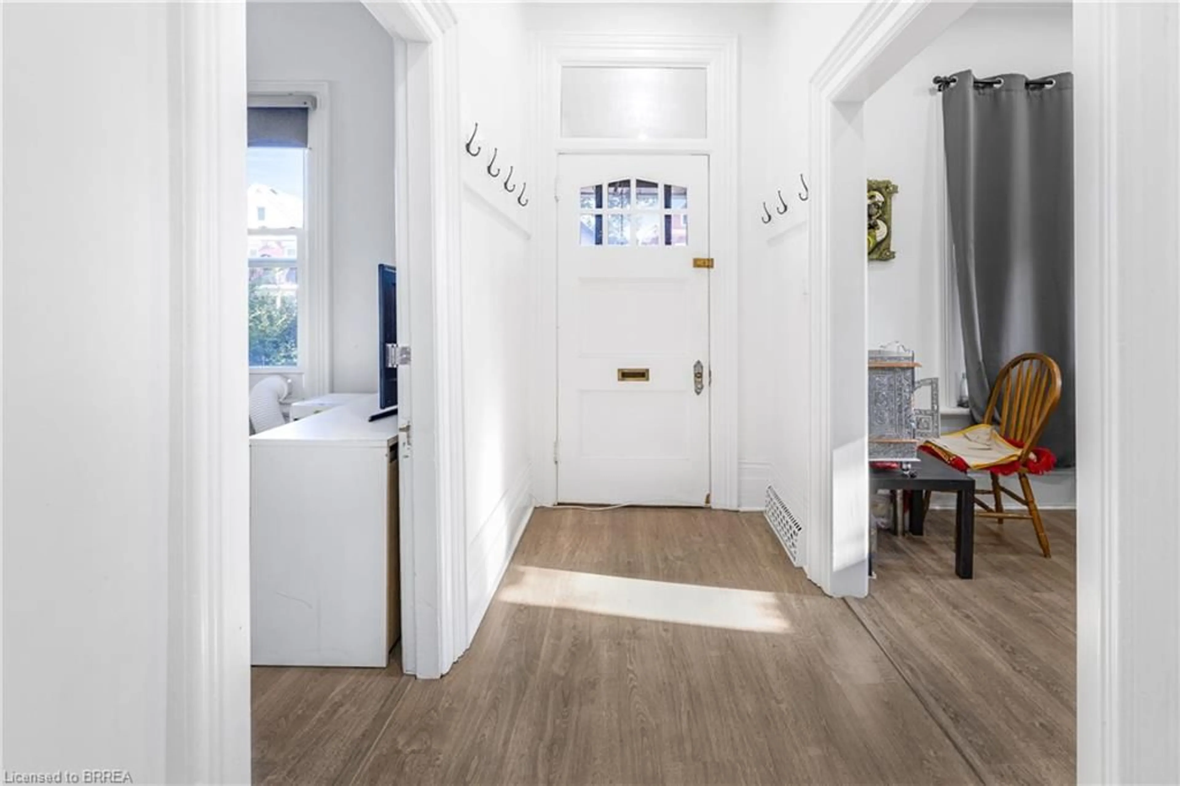 Indoor entryway for 472 Colborne St, Brantford Ontario N3S 3P1
