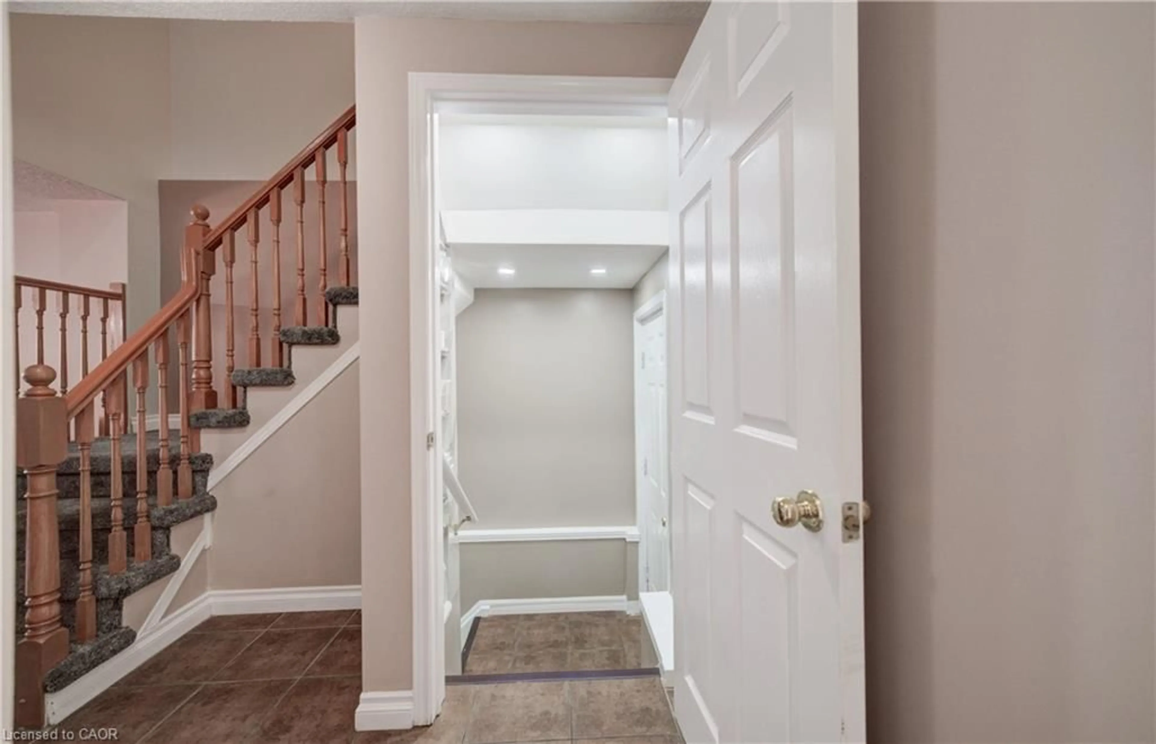 Indoor entryway for 27 Bridlewreath St, Kitchener Ontario N2E 3V5