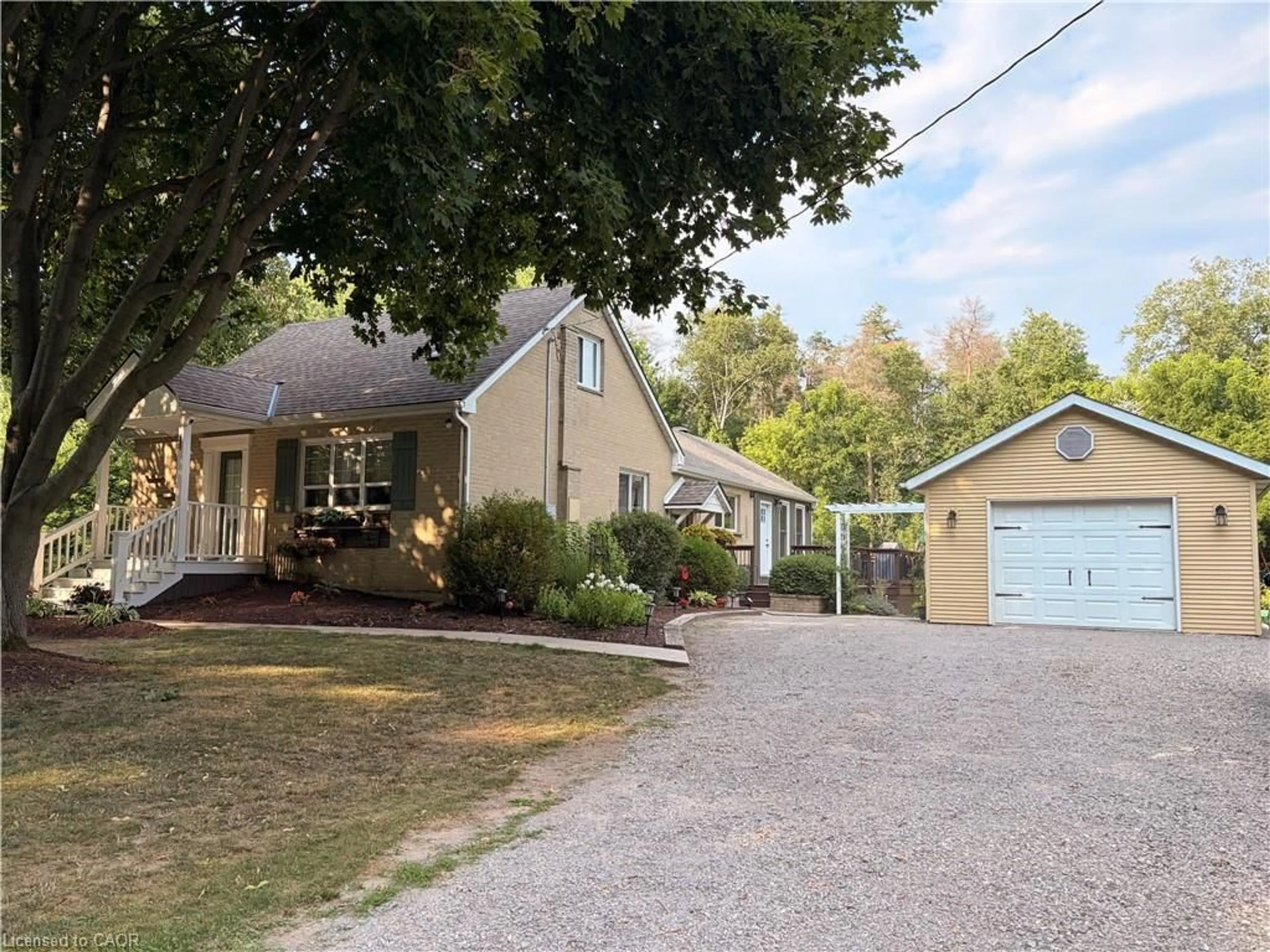 A pic from outside/outdoor area/front of a property/back of a property/a pic from drone, street for 302 Fishers Glen Rd, Vittoria Ontario N0E 1W0