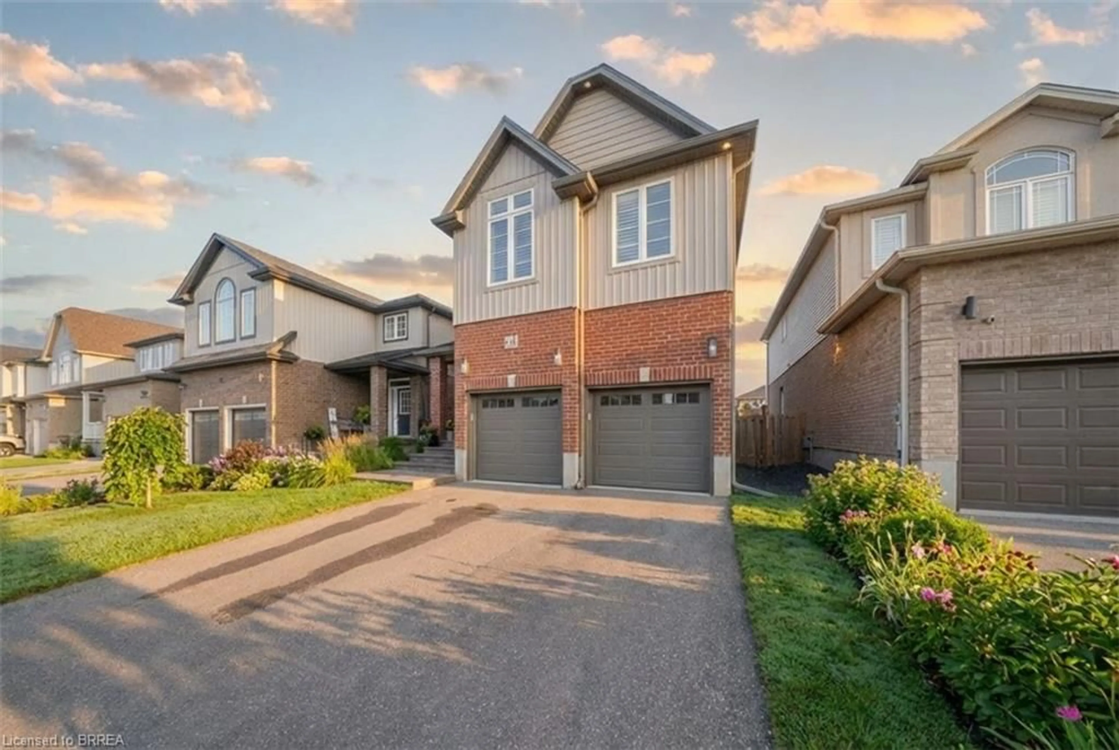 Home with brick exterior material, street for 32 Arlington Pky, Paris Ontario N3L 0G2