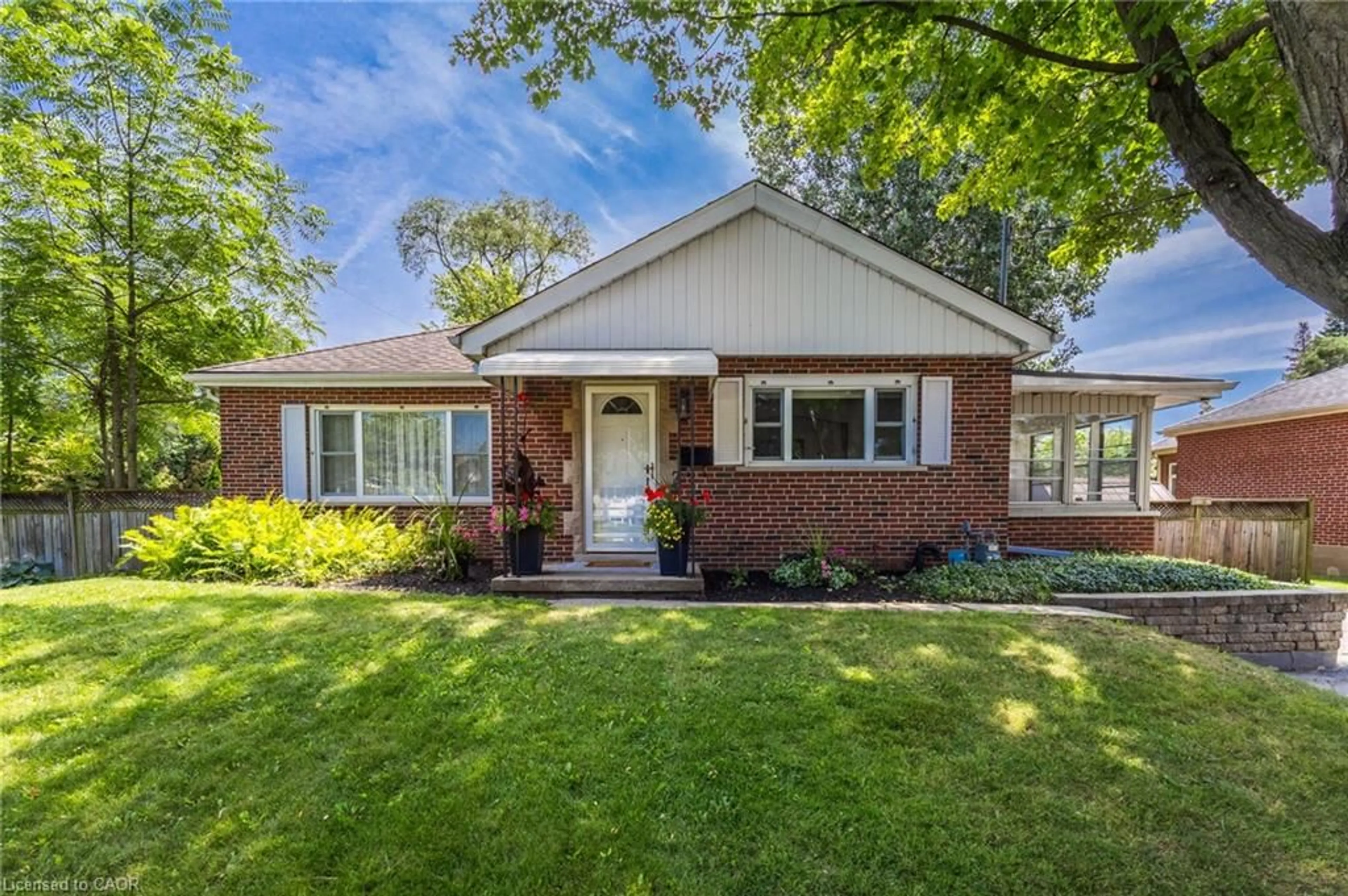 Home with brick exterior material, street for 386 Patricia Dr, Burlington Ontario L7T 1K2