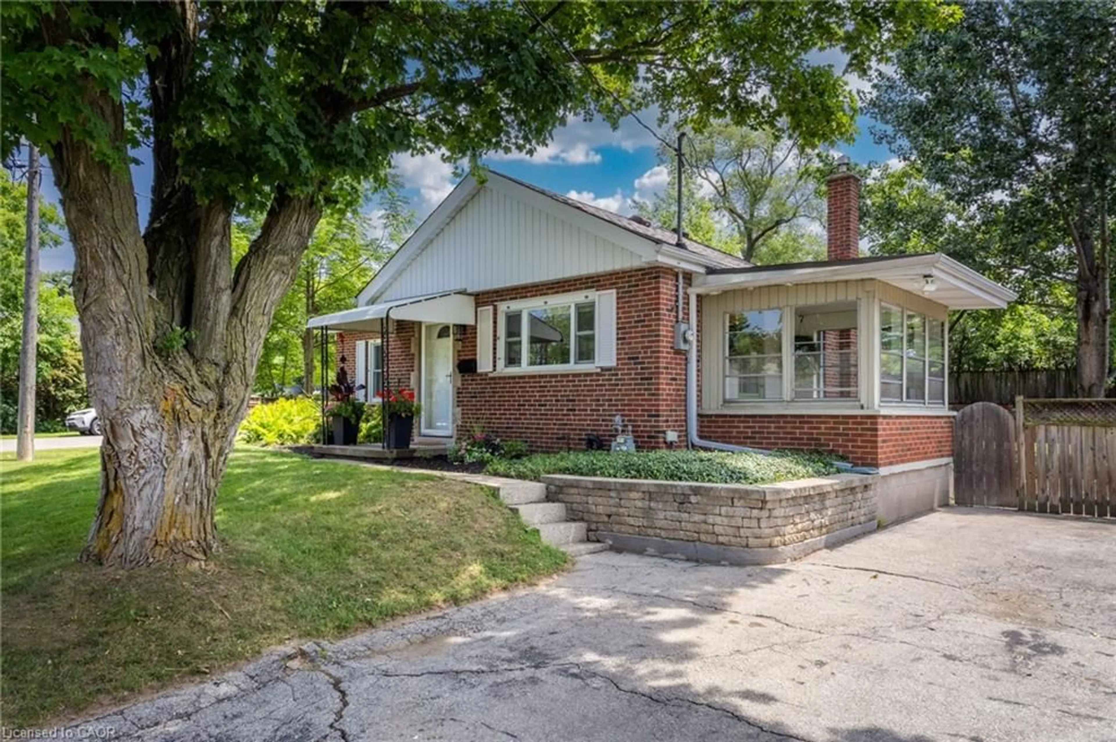 Home with brick exterior material, street for 386 Patricia Dr, Burlington Ontario L7T 1K2