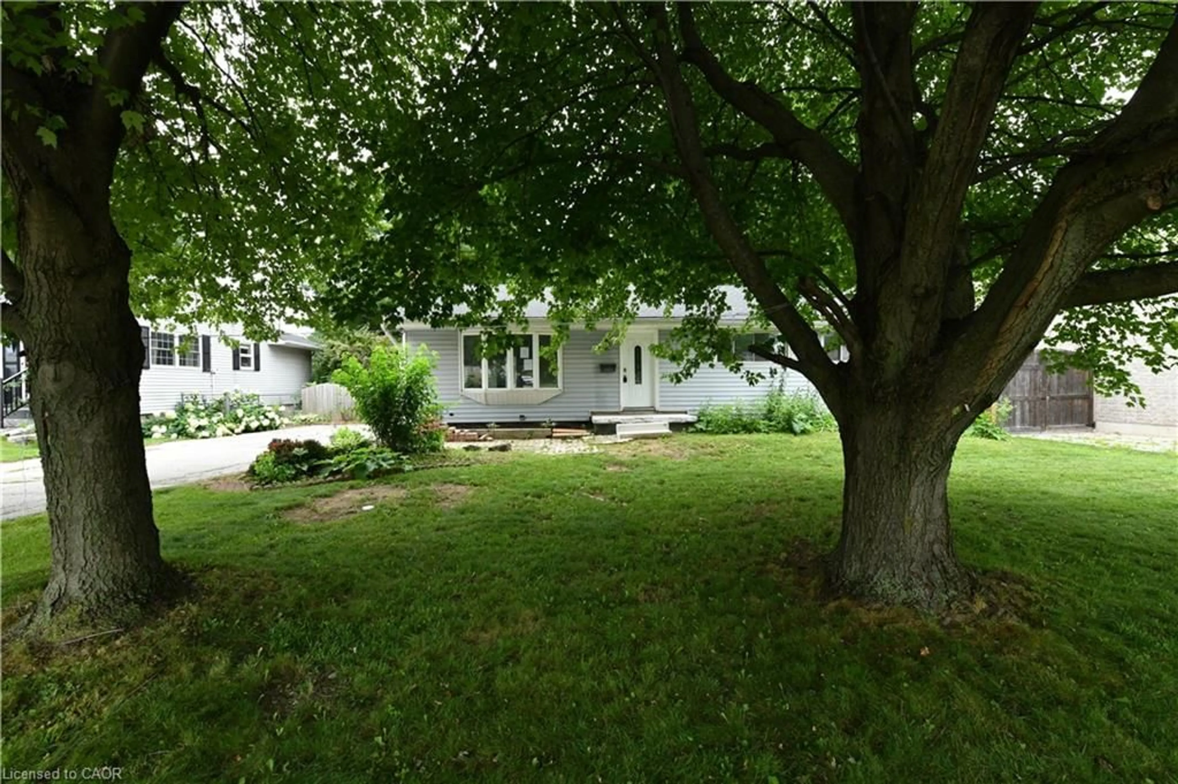 A pic from outside/outdoor area/front of a property/back of a property/a pic from drone, unknown for 15 Miller Dr, Ancaster Ontario L9H 2H9