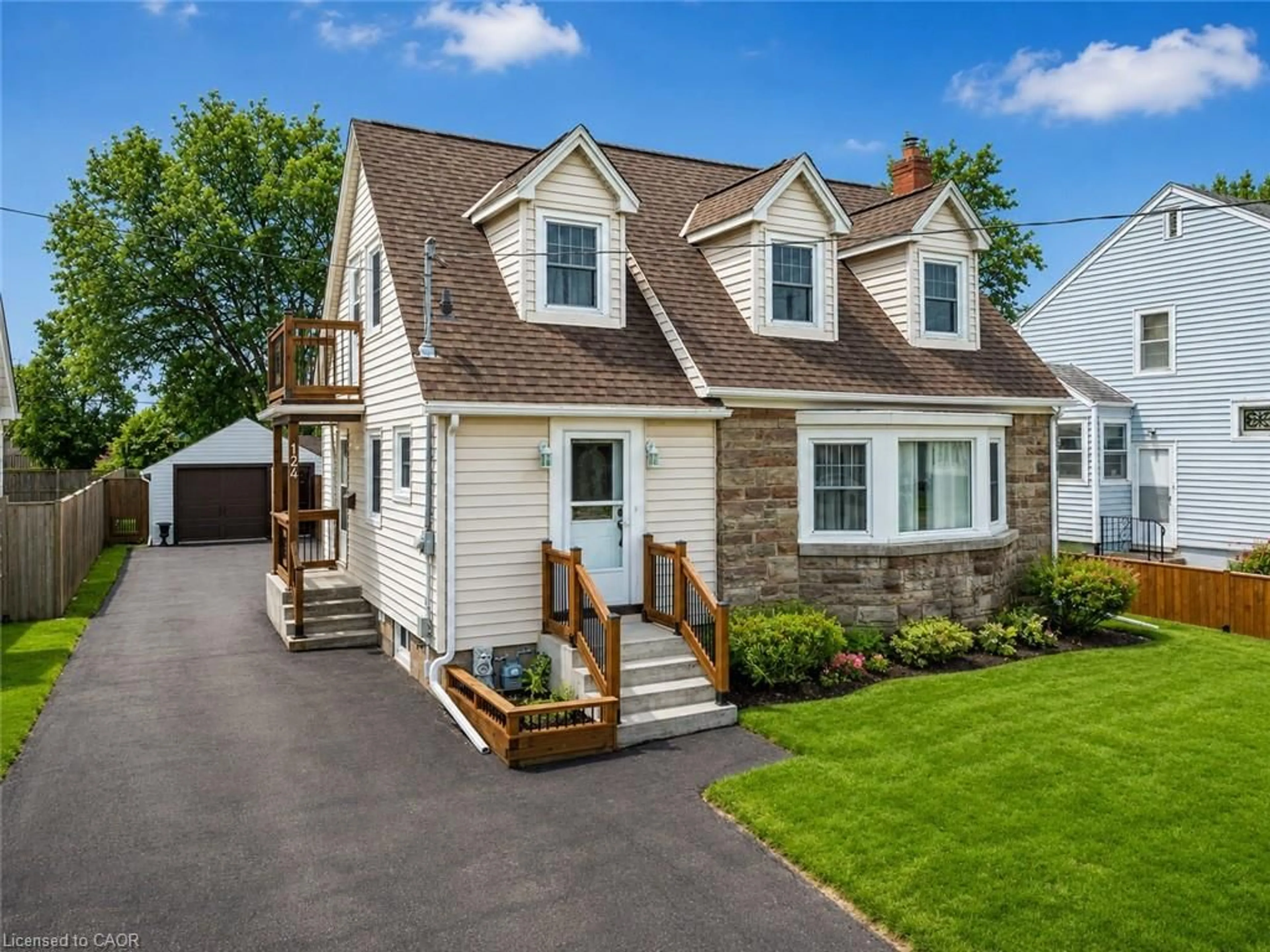 Home with vinyl exterior material, street for 124 Neff St, Port Colborne Ontario L3K 3T4