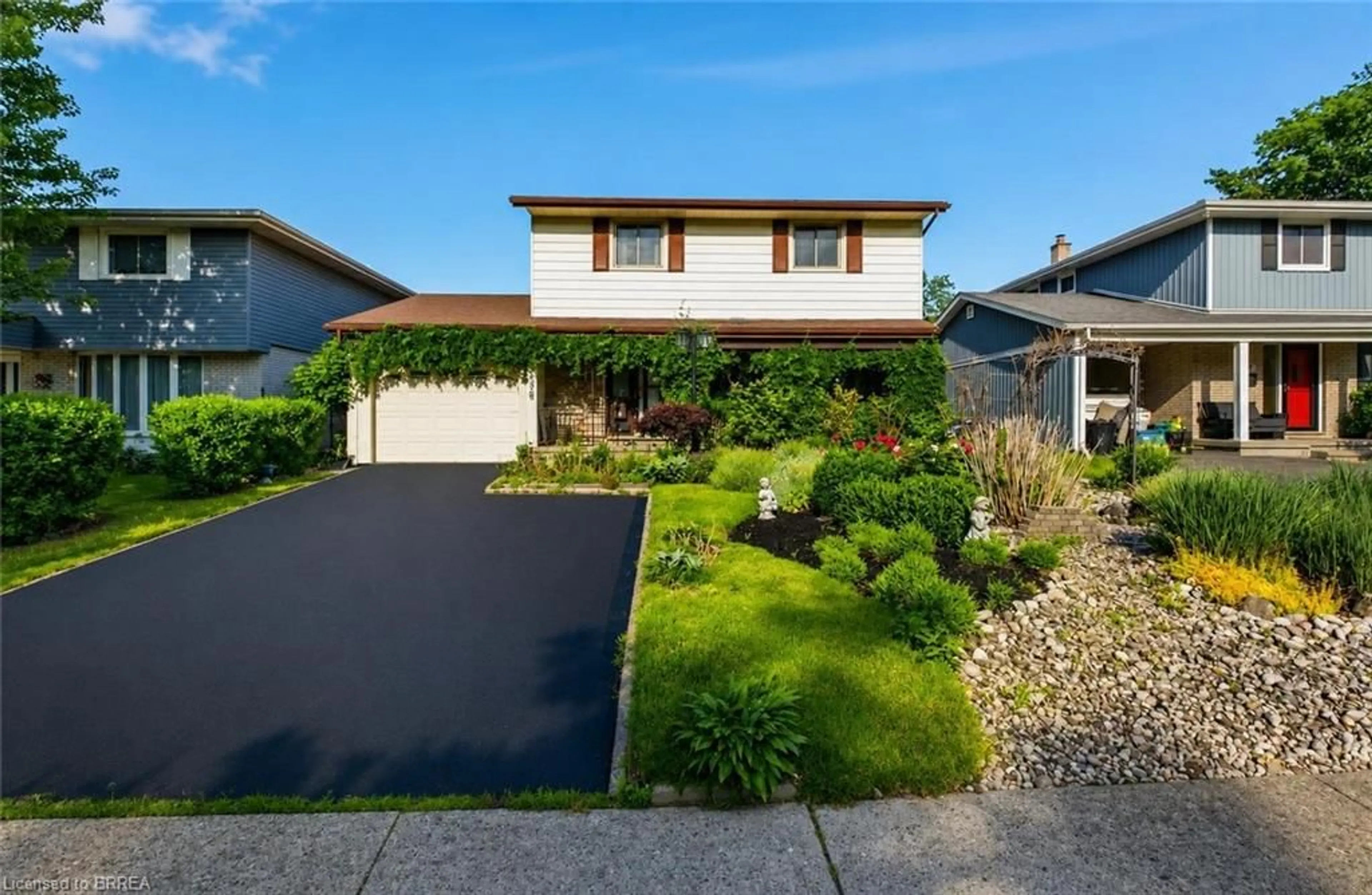 A pic from outside/outdoor area/front of a property/back of a property/a pic from drone, street for 106 Memorial Dr, Brantford Ontario N3R 5S3