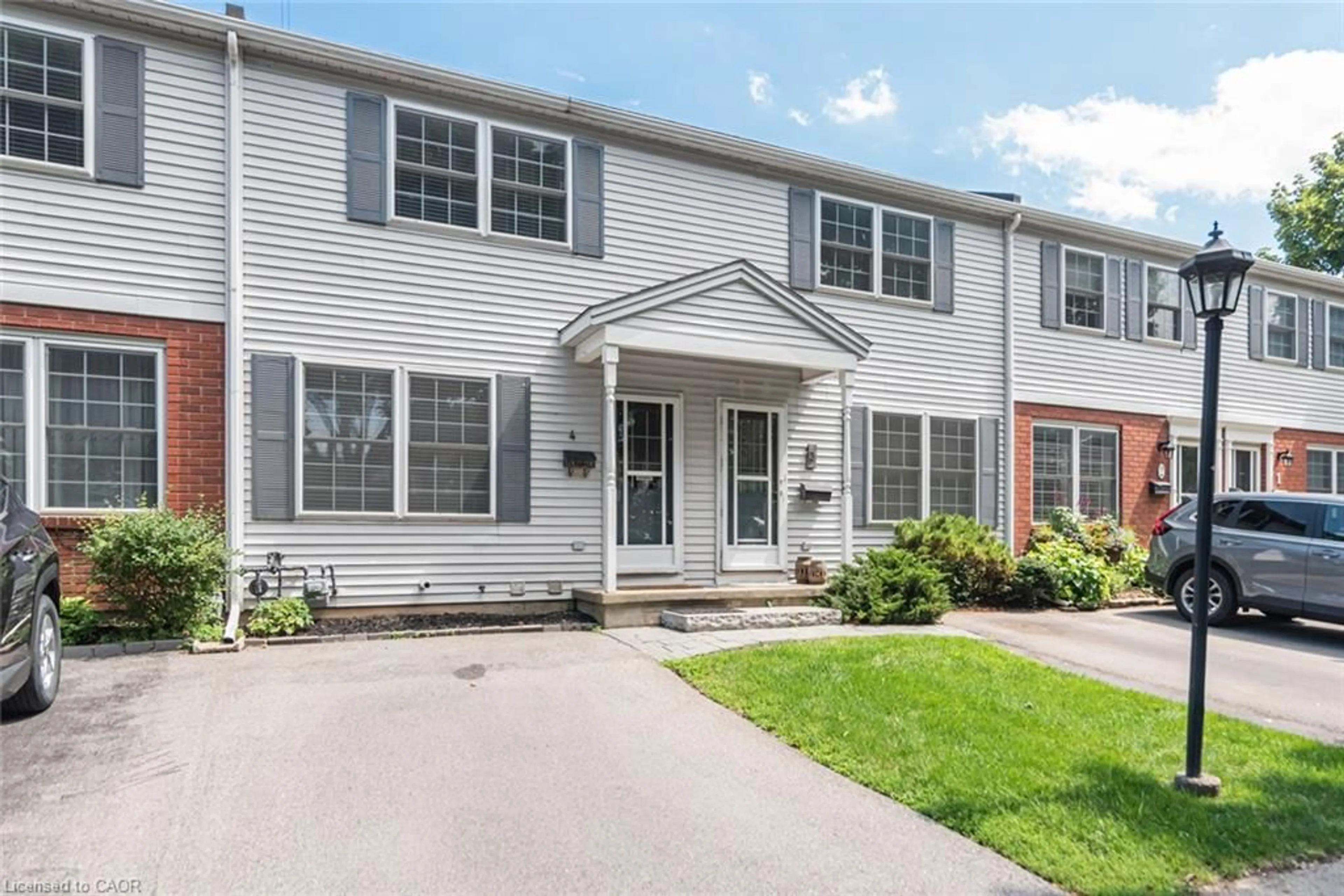 Home with vinyl exterior material, street for 20 Niagara St #4, Grimsby Ontario L3M 5K6