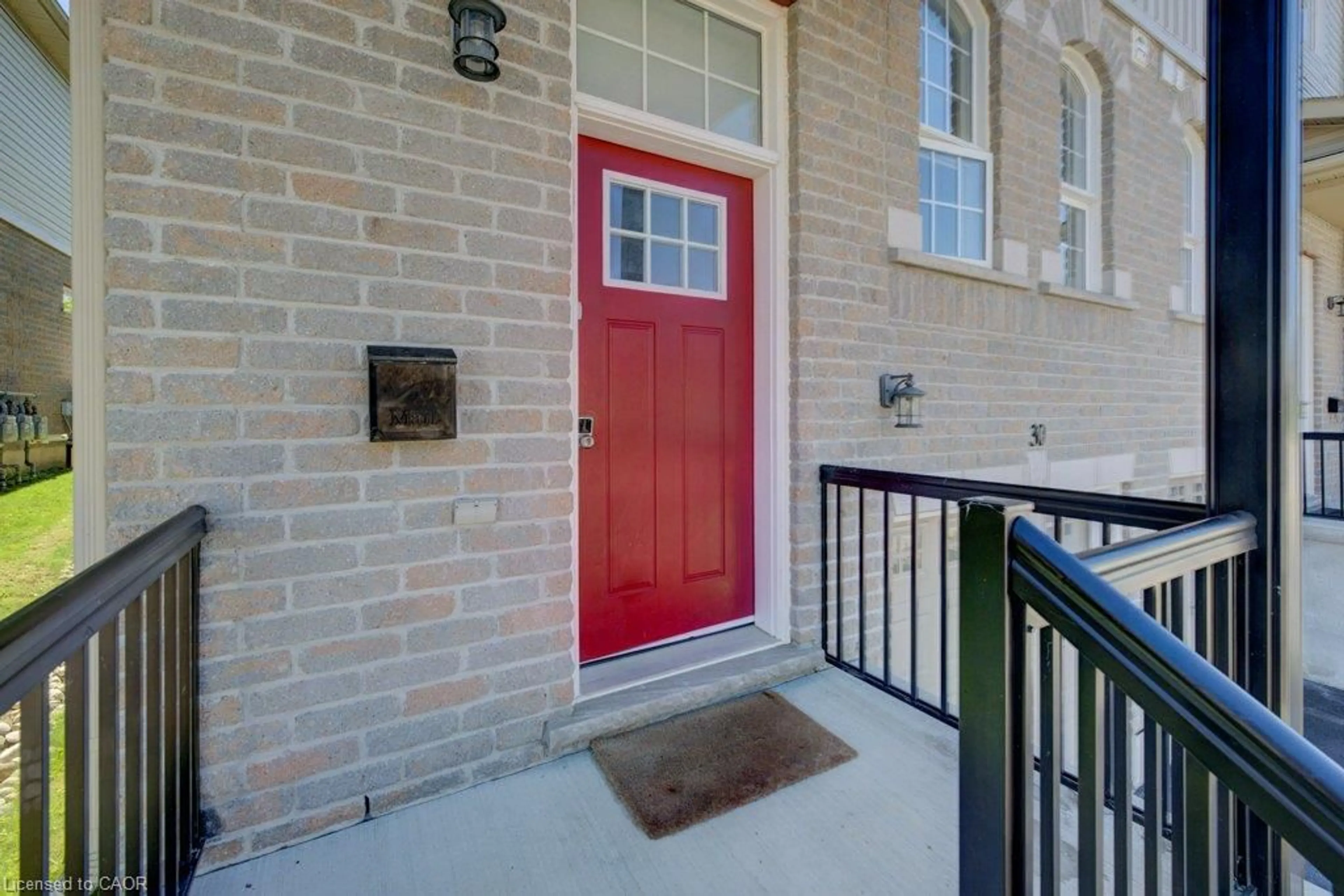 Indoor entryway for 105 Pinnacle Dr #30, Kitchener Ontario N2P 1B8