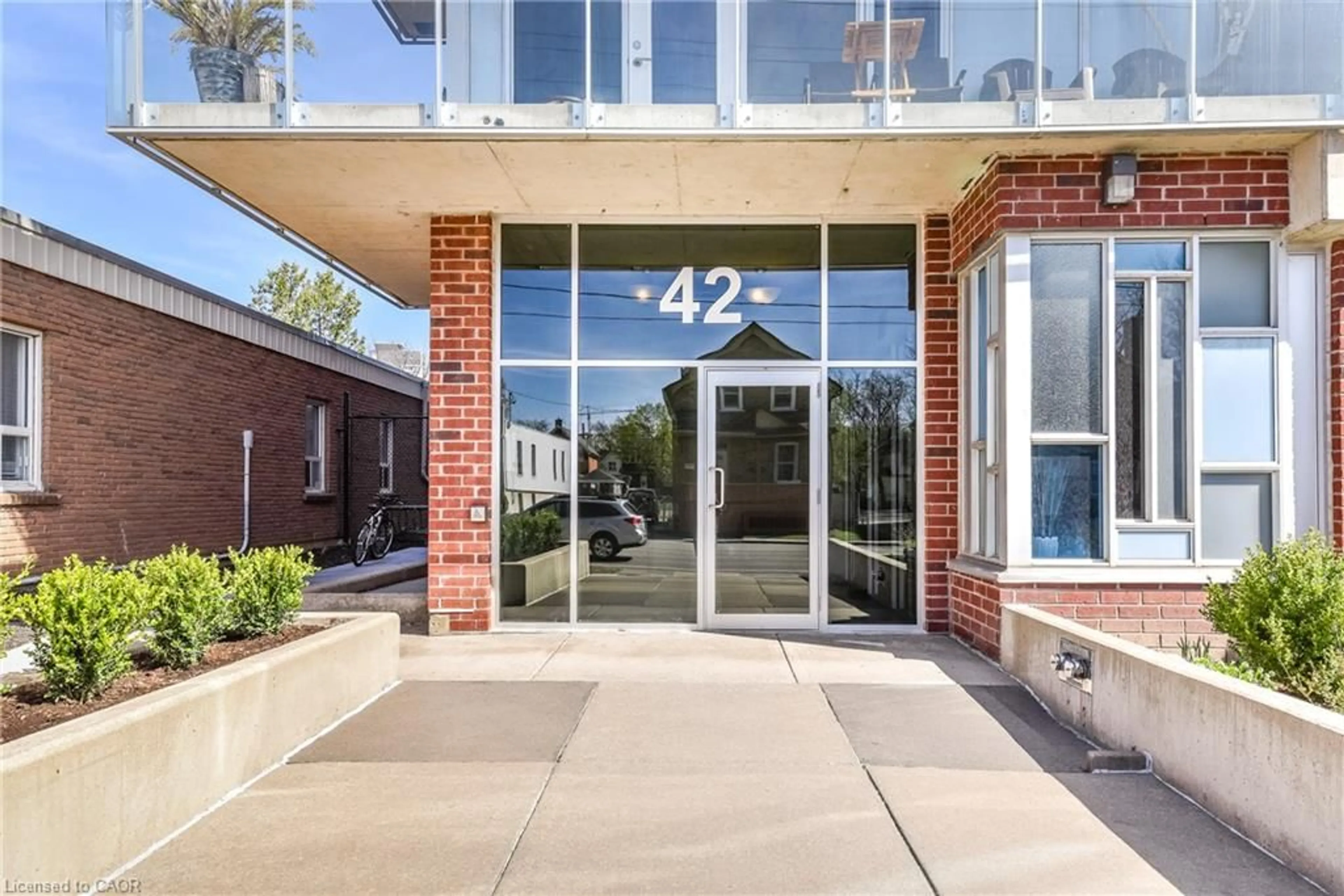 Indoor foyer for 42 Bridgeport Rd #201, Waterloo Ontario N2J 0B3