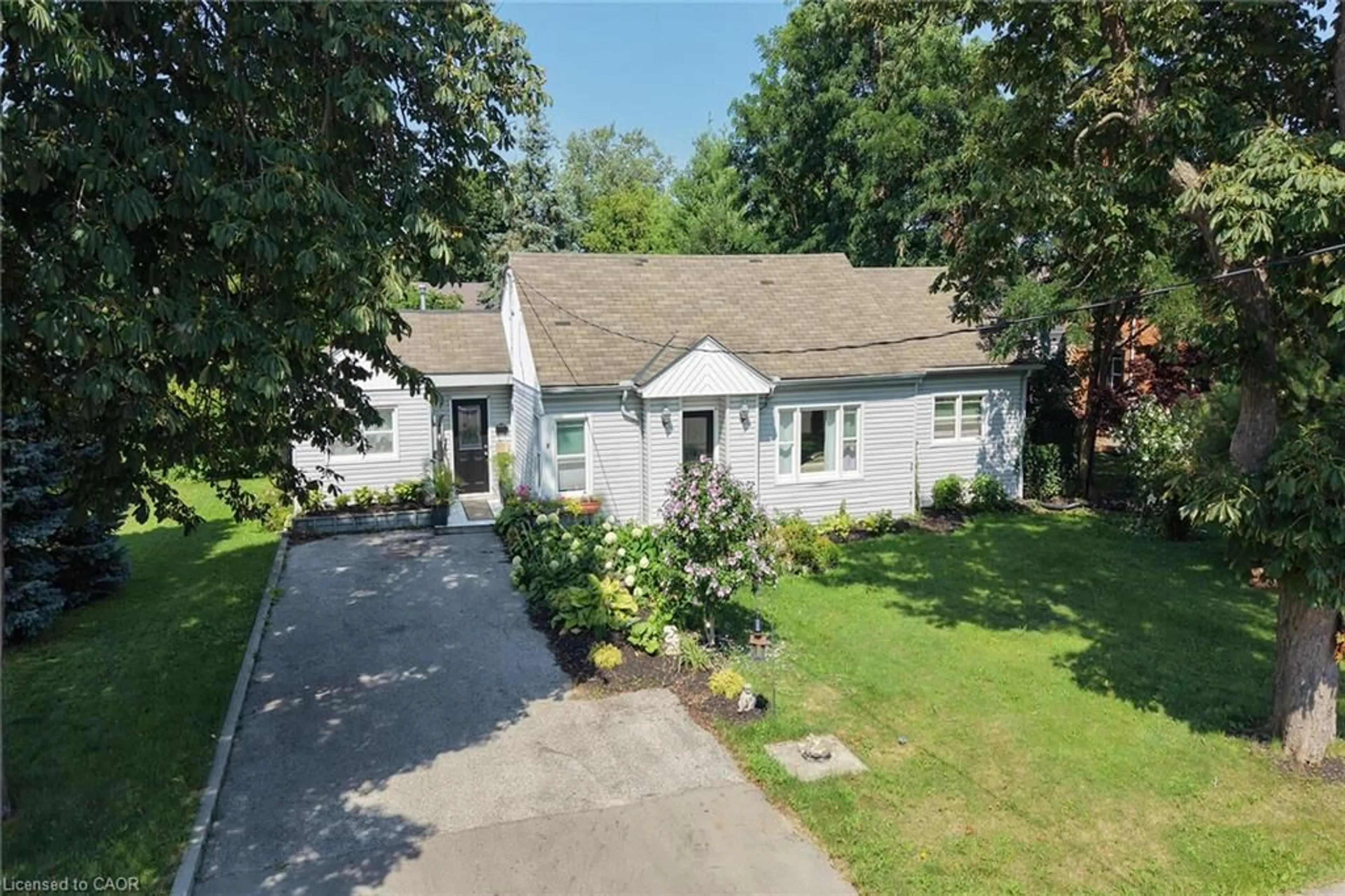 A pic from outside/outdoor area/front of a property/back of a property/a pic from drone, street for 8 Victoria St, Hagersville Ontario N0A 1H0