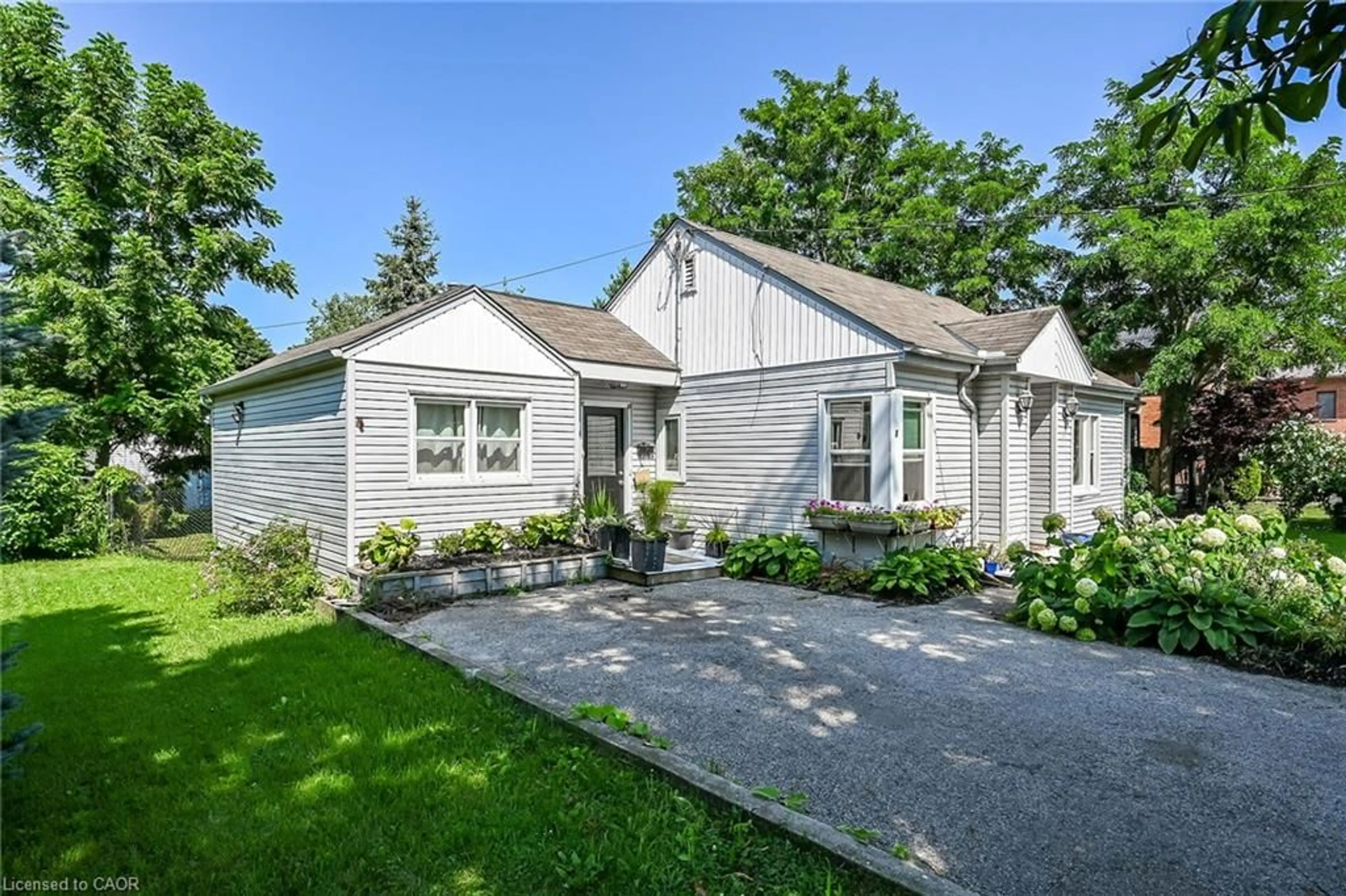 Home with vinyl exterior material, street for 8 Victoria St, Hagersville Ontario N0A 1H0
