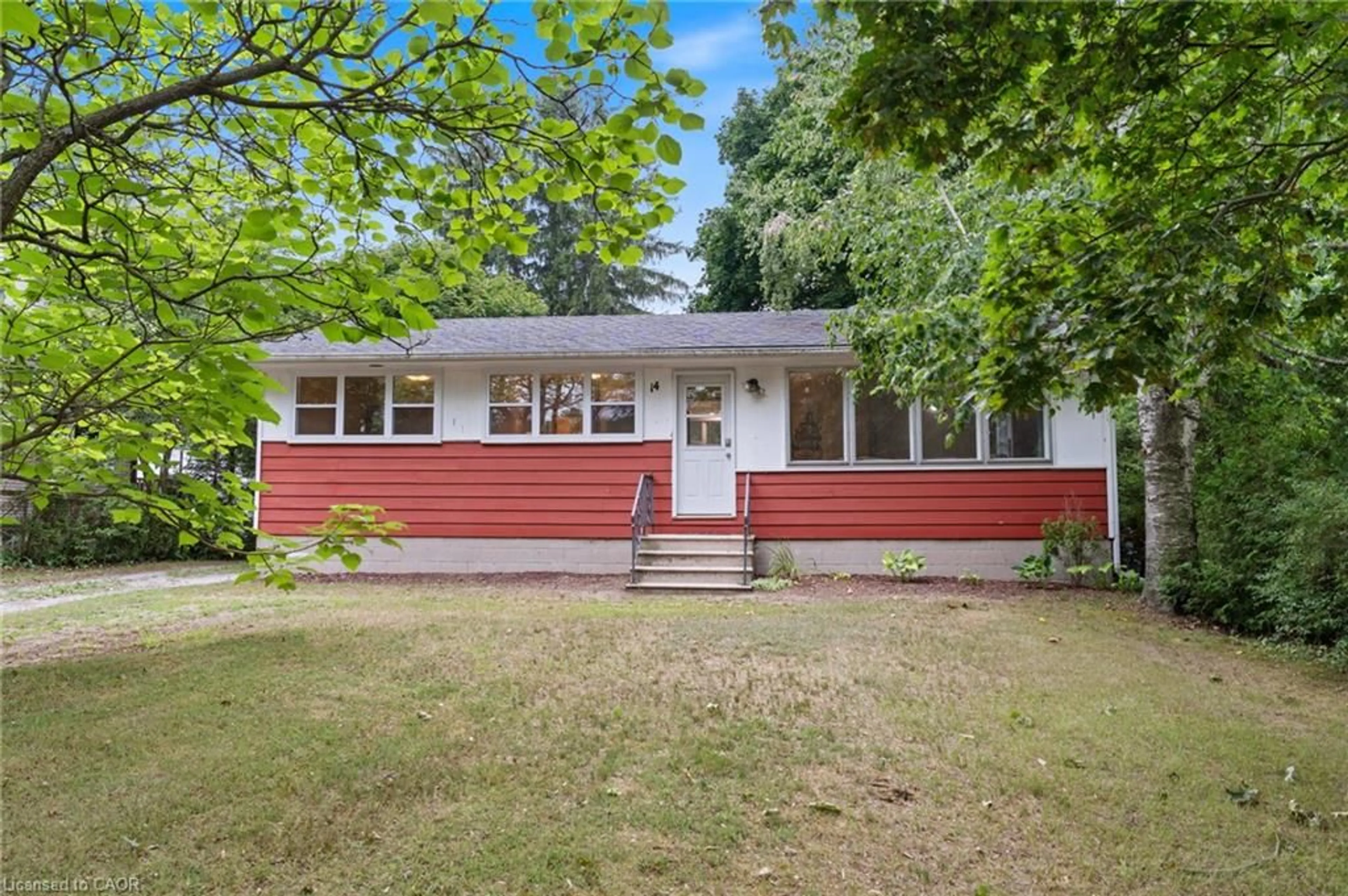 Home with vinyl exterior material, street for 14 Hillcrest Rd, Simcoe Ontario N3Y 4K6