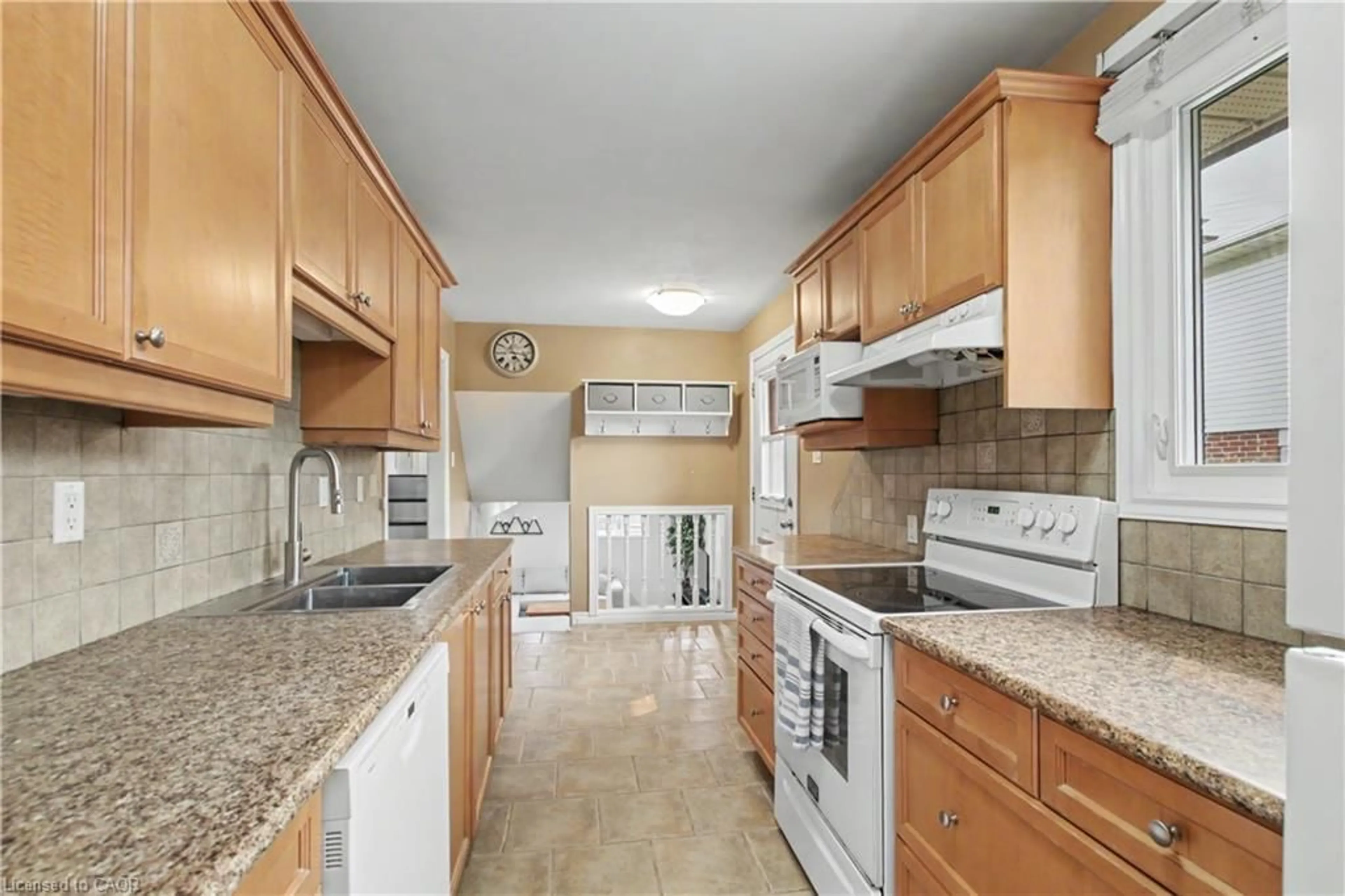 Standard kitchen, ceramic/tile floor for 484 Redfox Rd #B, Waterloo Ontario N2K 2V8
