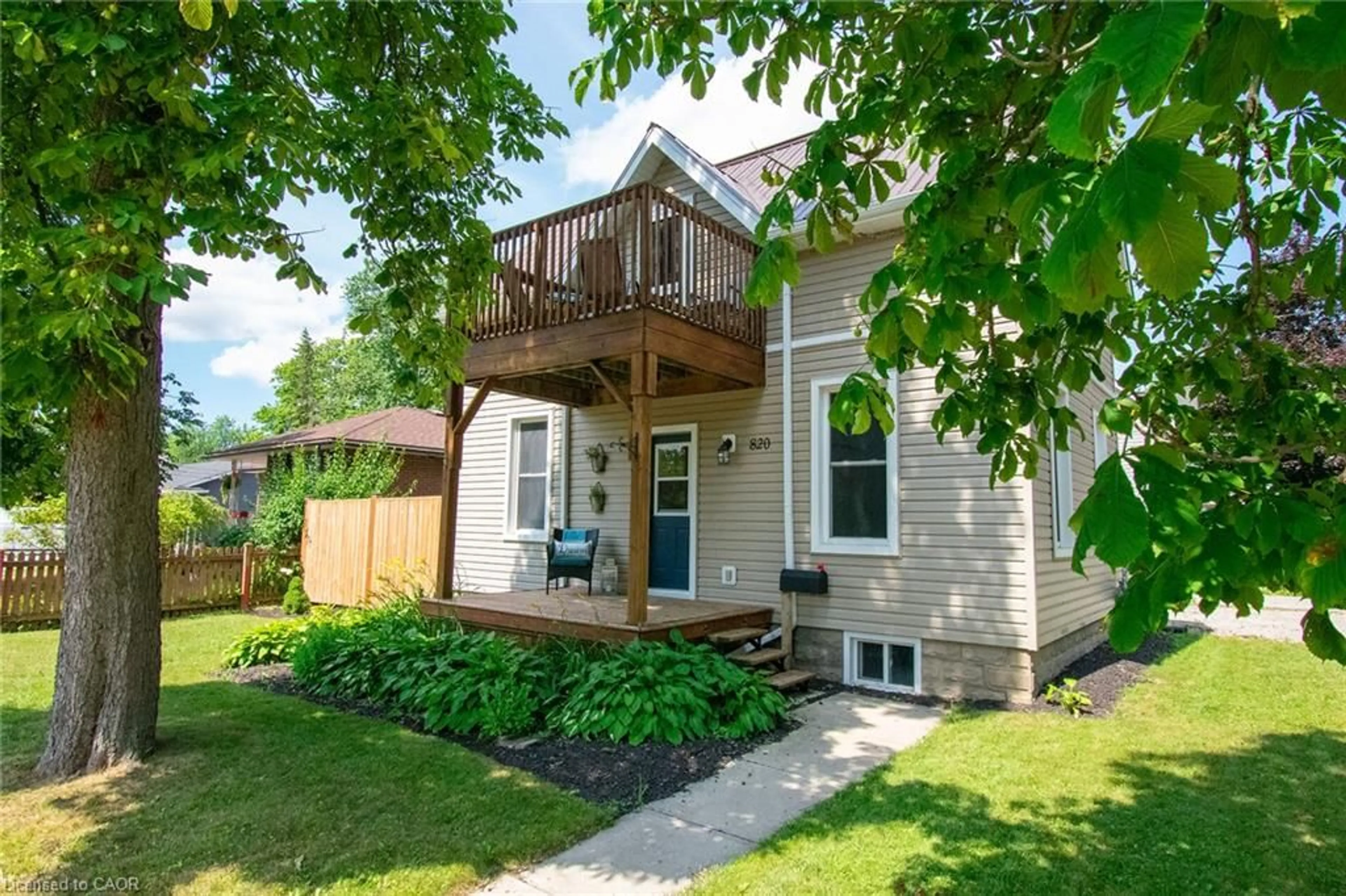 Home with vinyl exterior material, street for 820 Cedar St, Dunnville Ontario N1A 2K2