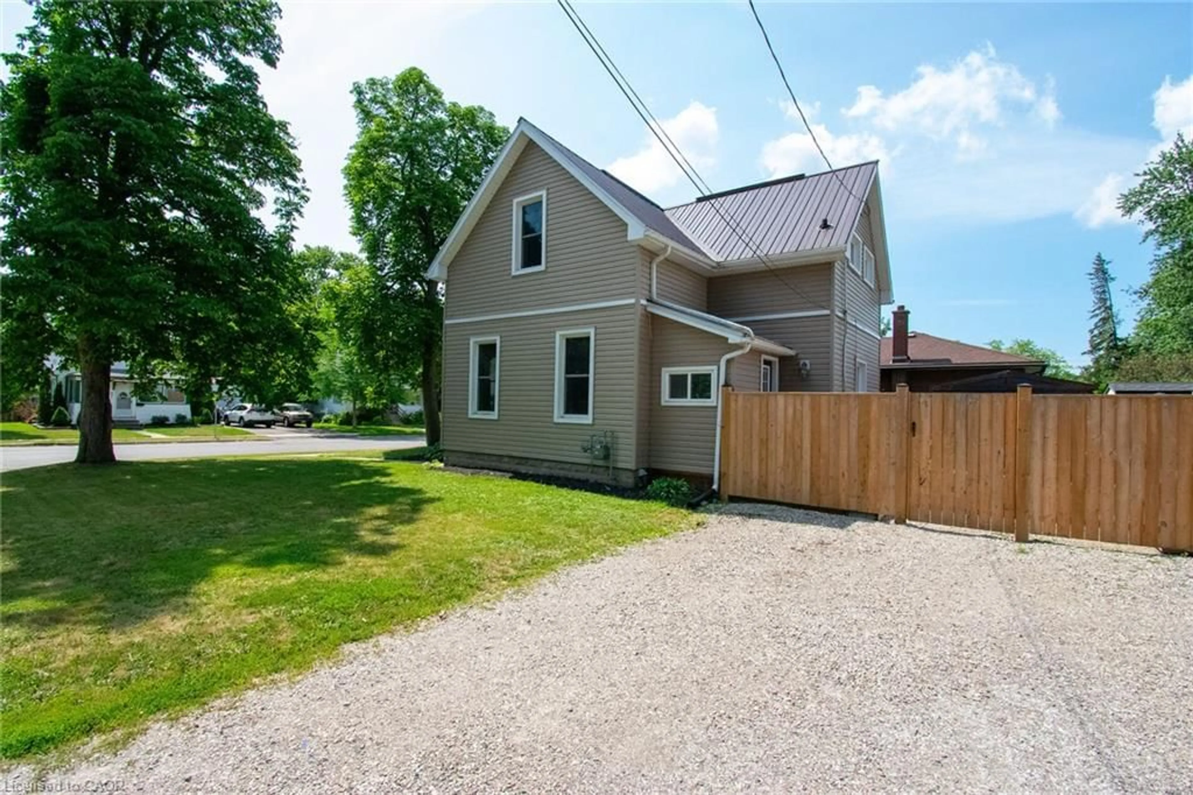 A pic from outside/outdoor area/front of a property/back of a property/a pic from drone, street for 820 Cedar St, Dunnville Ontario N1A 2K2