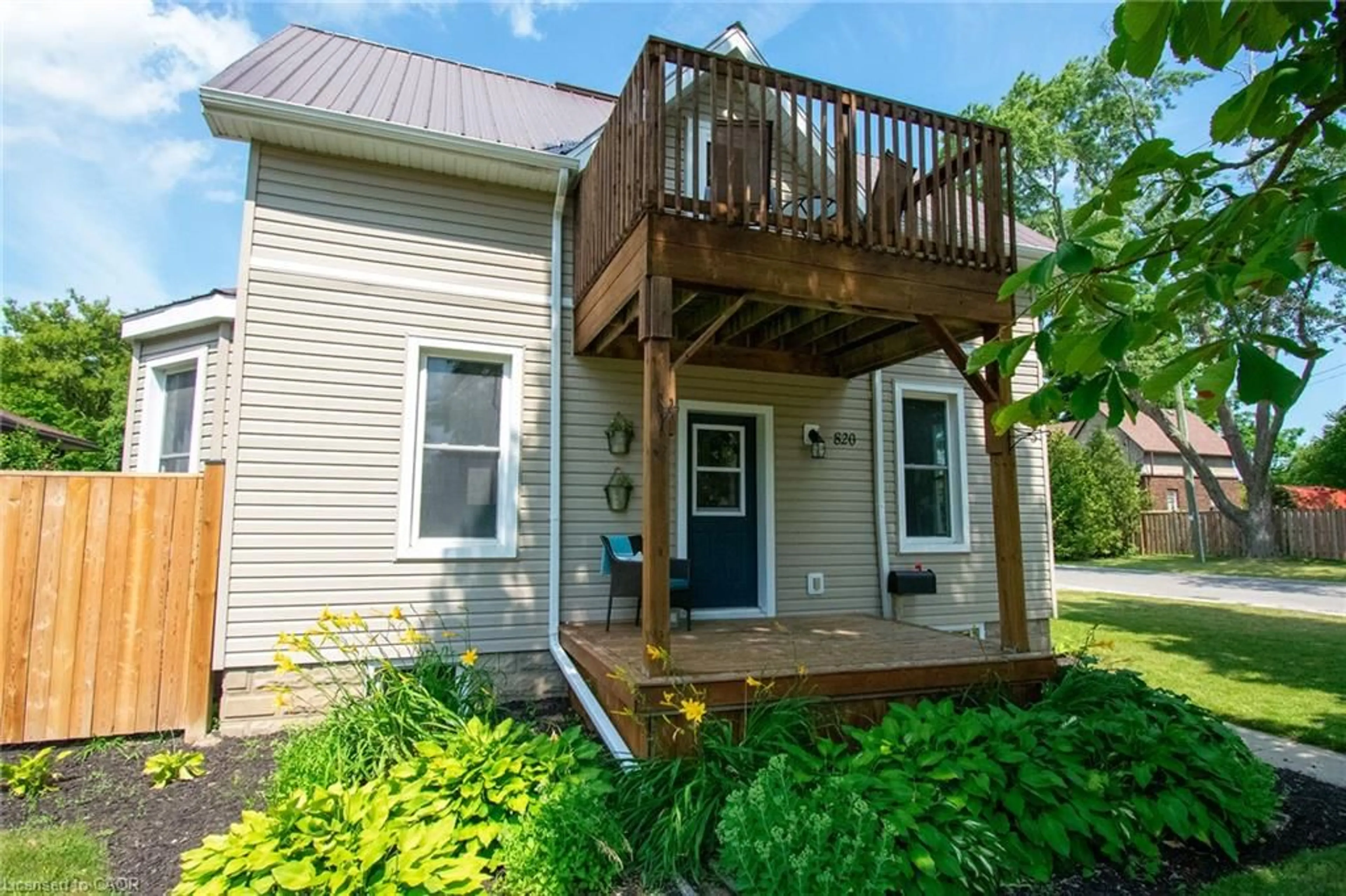Home with vinyl exterior material, street for 820 Cedar St, Dunnville Ontario N1A 2K2