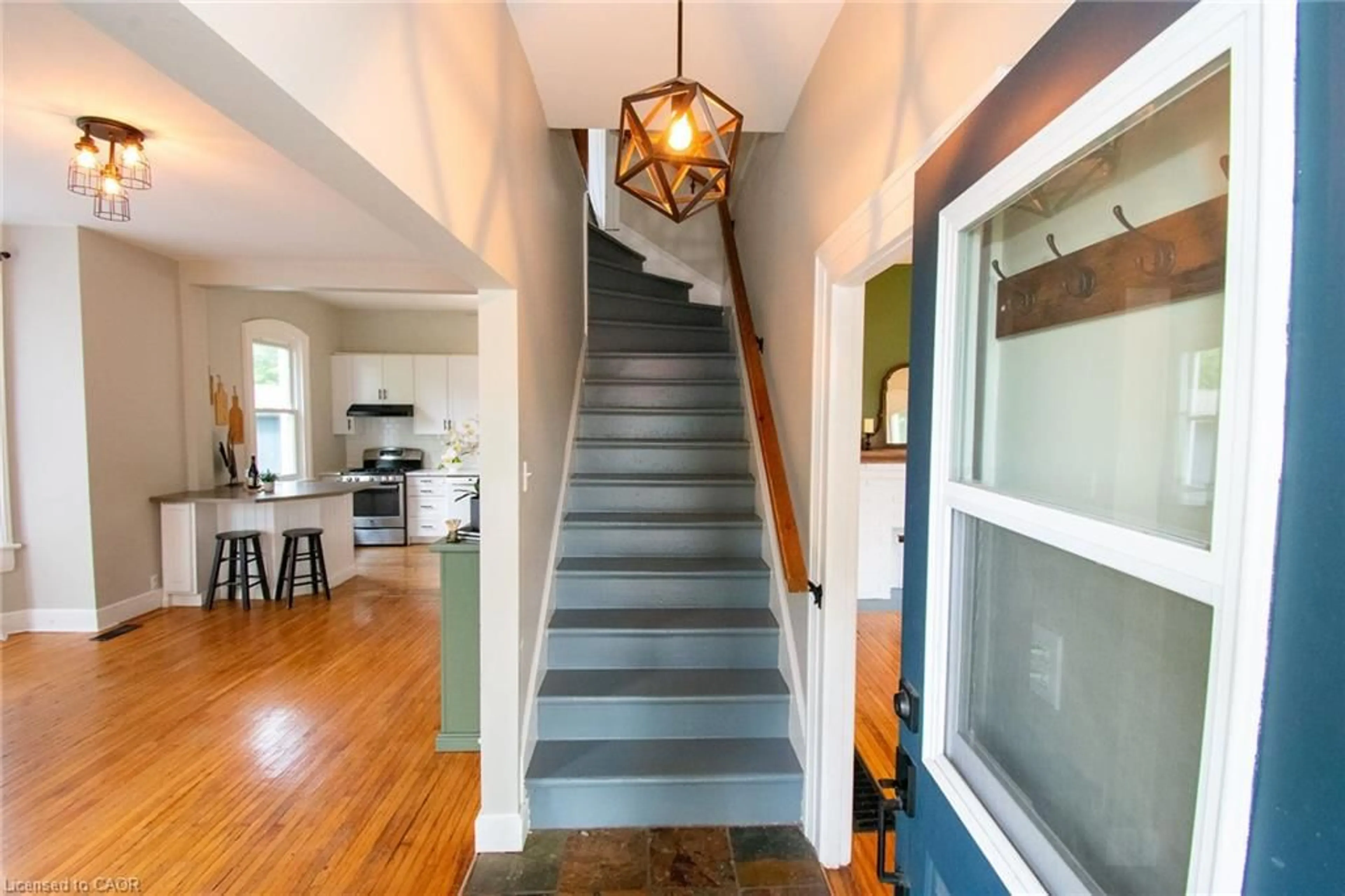 Indoor entryway for 820 Cedar St, Dunnville Ontario N1A 2K2