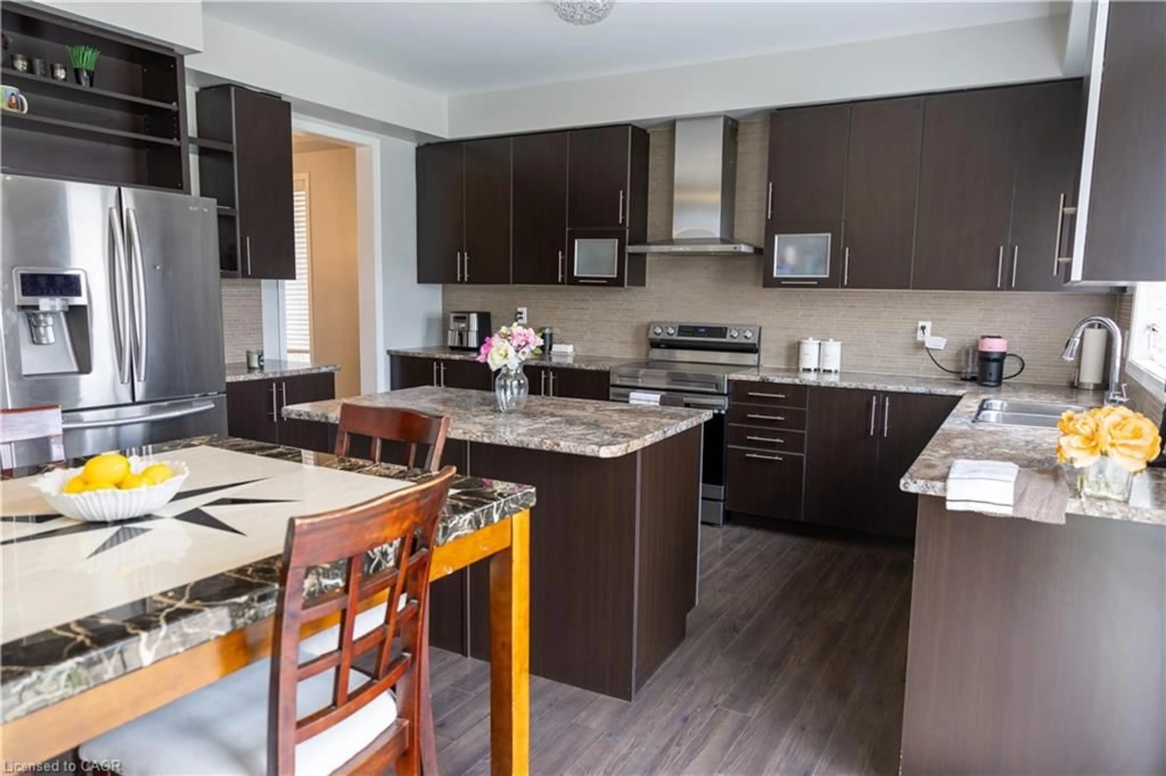 Open concept kitchen, wood/laminate floor for 20 Gillespie Dr, Brantford Ontario N3T 0J7