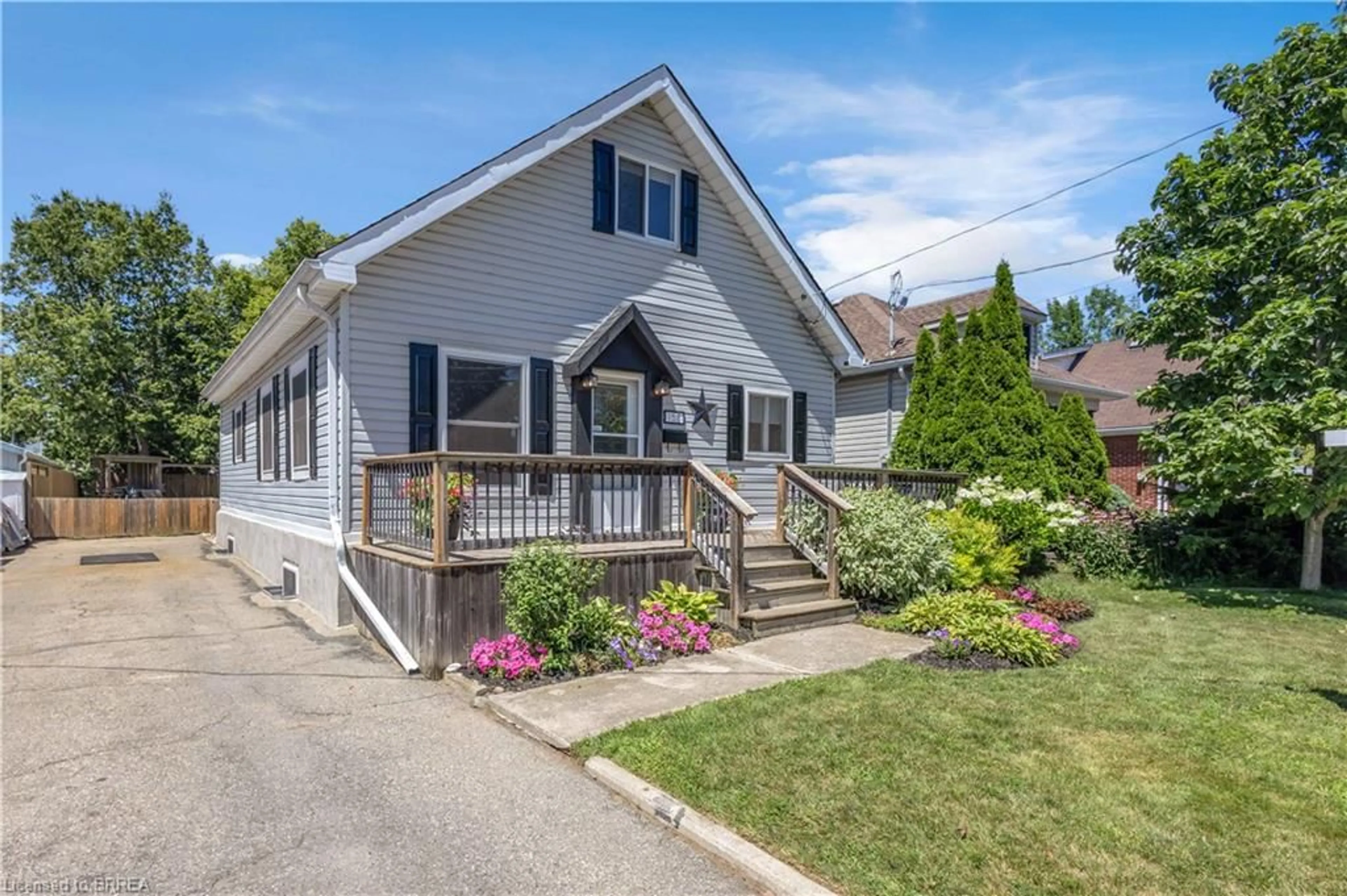 Home with vinyl exterior material, street for 158 Grand St, Brantford Ontario N3R 4B9