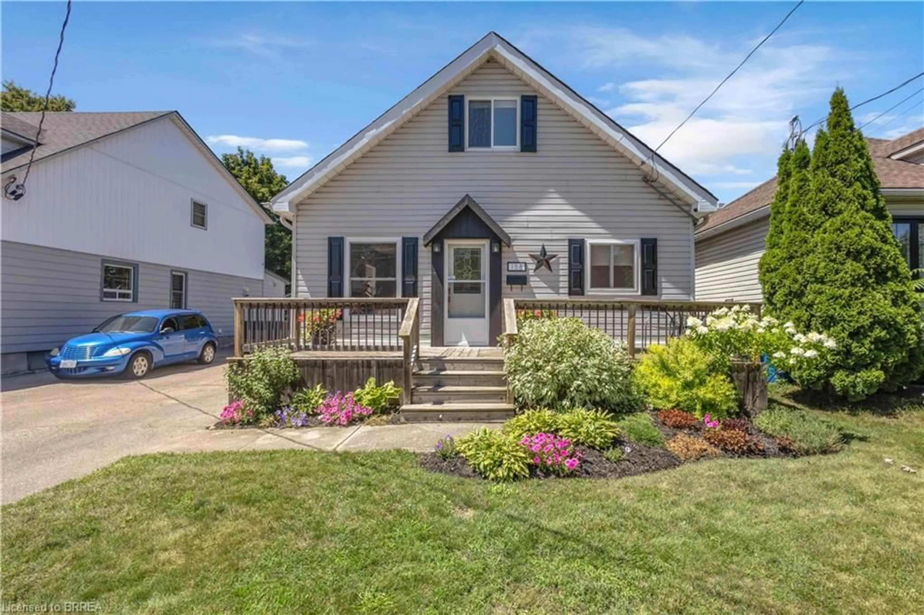 Home with vinyl exterior material, street for 158 Grand St, Brantford Ontario N3R 4B9