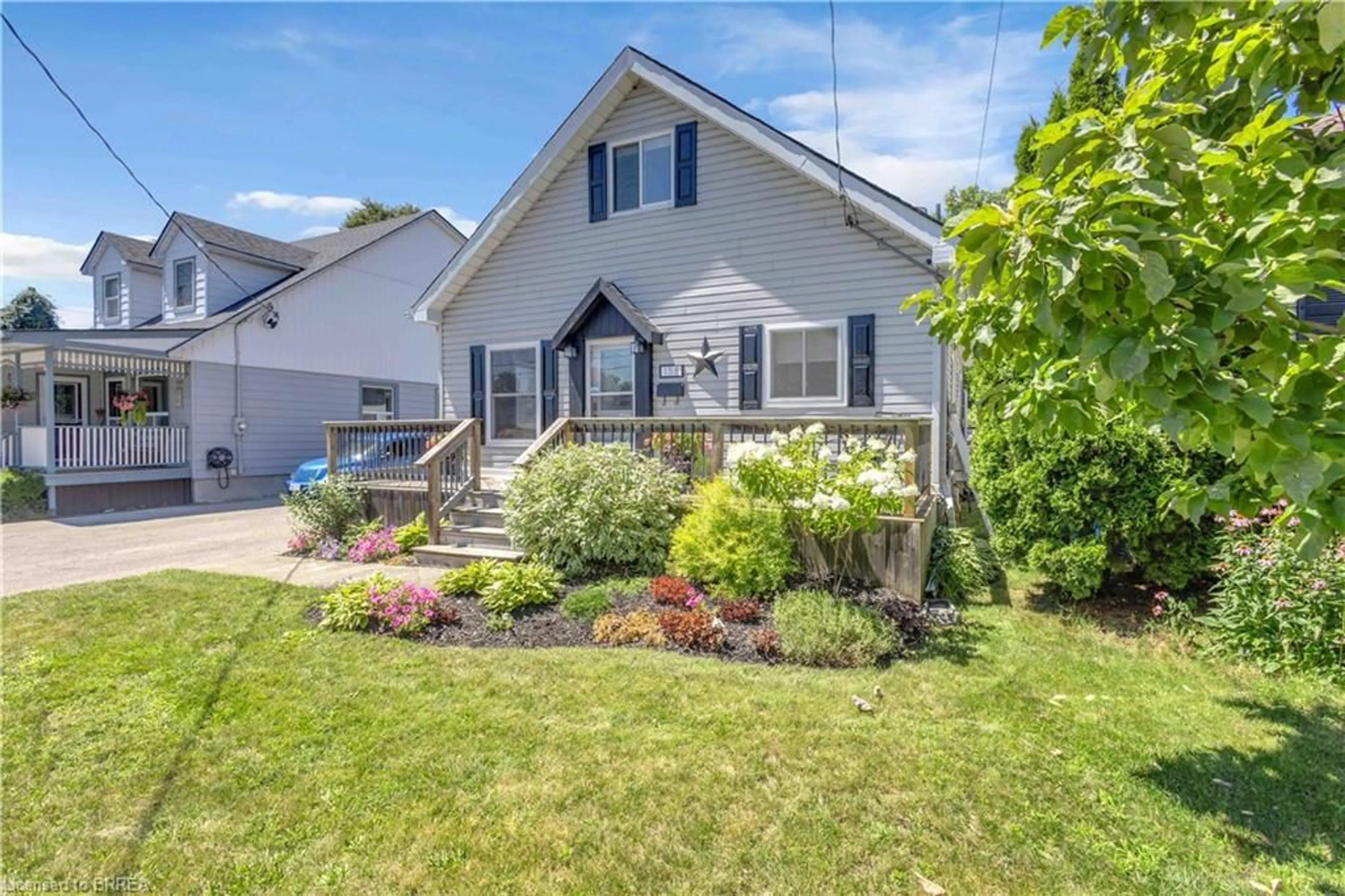Home with vinyl exterior material, street for 158 Grand St, Brantford Ontario N3R 4B9