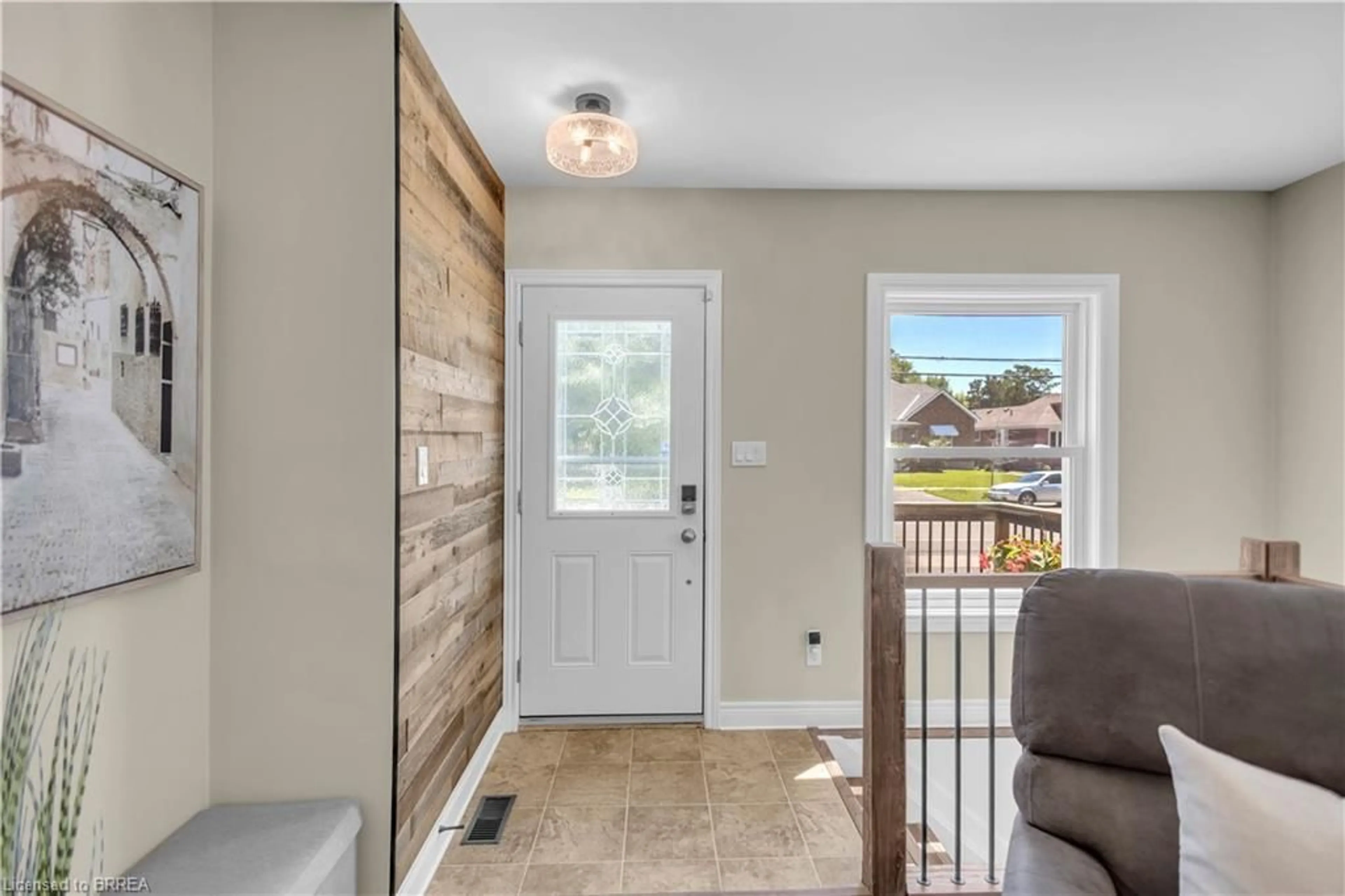 Indoor entryway for 158 Grand St, Brantford Ontario N3R 4B9
