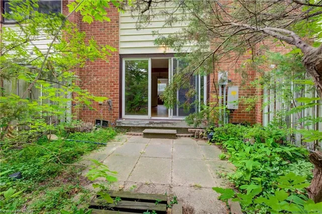 201 Silvercreek Ptway #14, Guelph 2