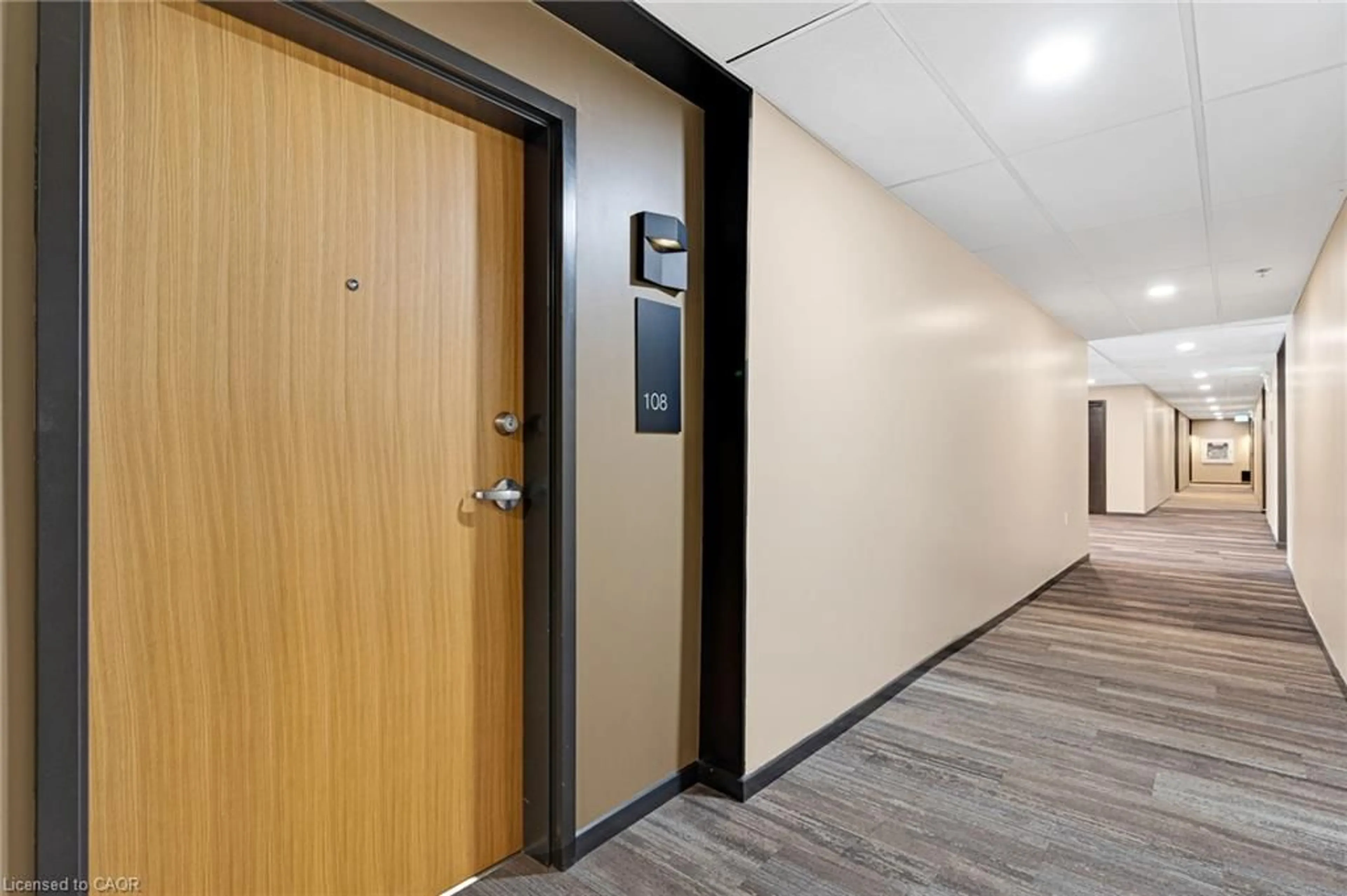 Indoor foyer for 249 Grey Silo Rd #108, Waterloo Ontario N2K 0G8
