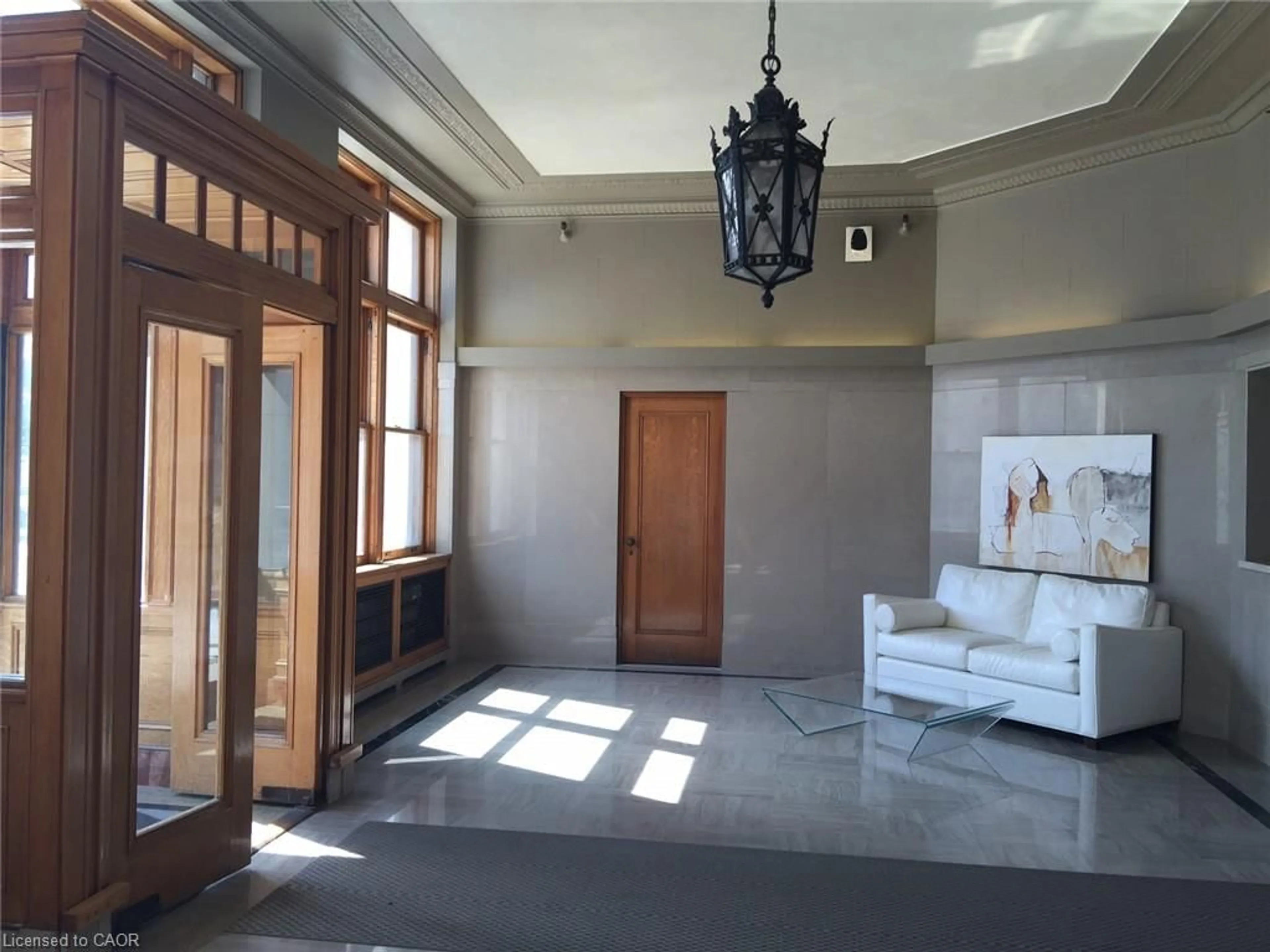 Indoor foyer for 410 King St #203, Kitchener Ontario N2G 1C3