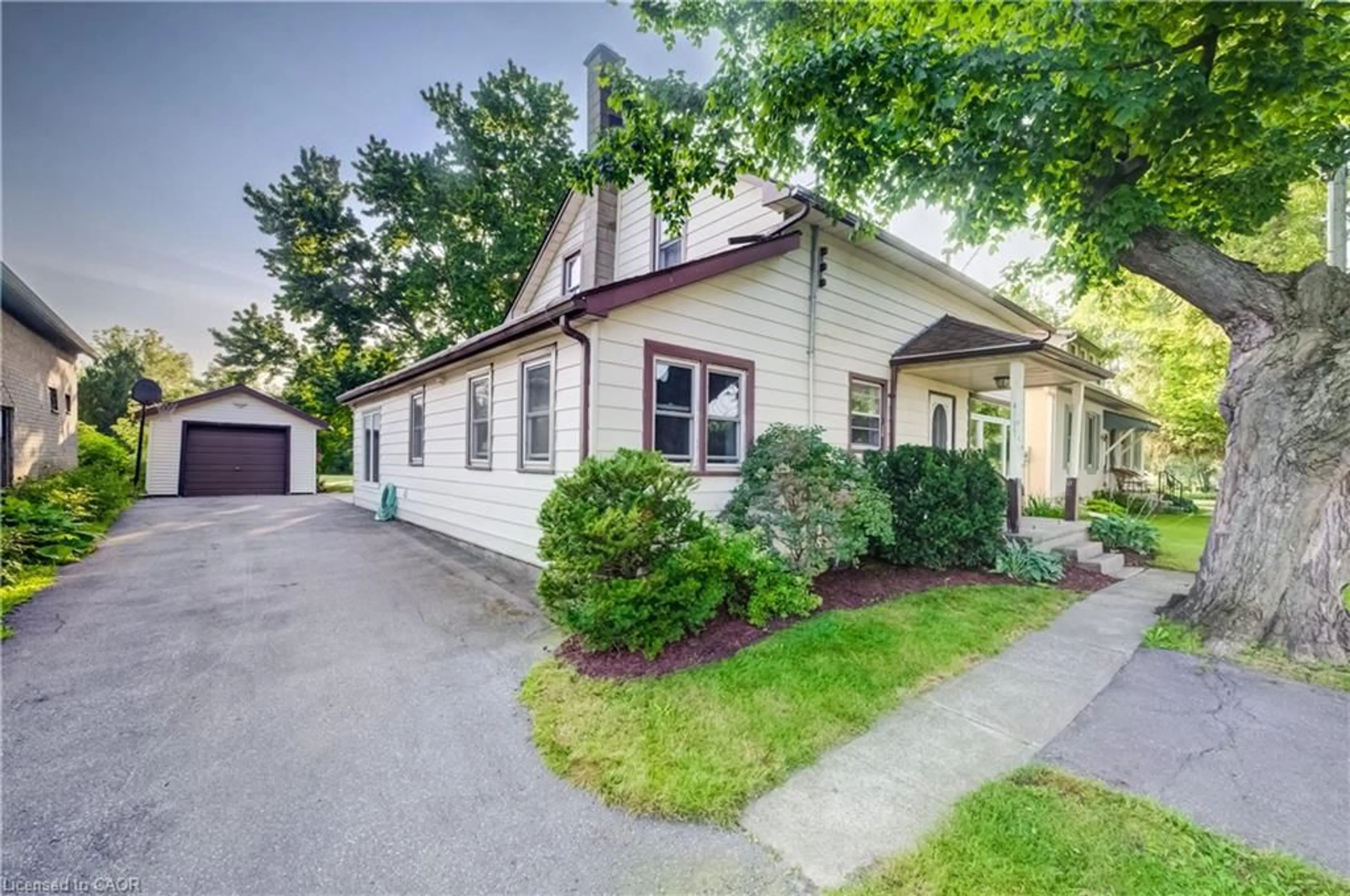 Home with vinyl exterior material, street for 5199 Wilmot-Easthope Rd, Wellesley Ontario N0B 2T0