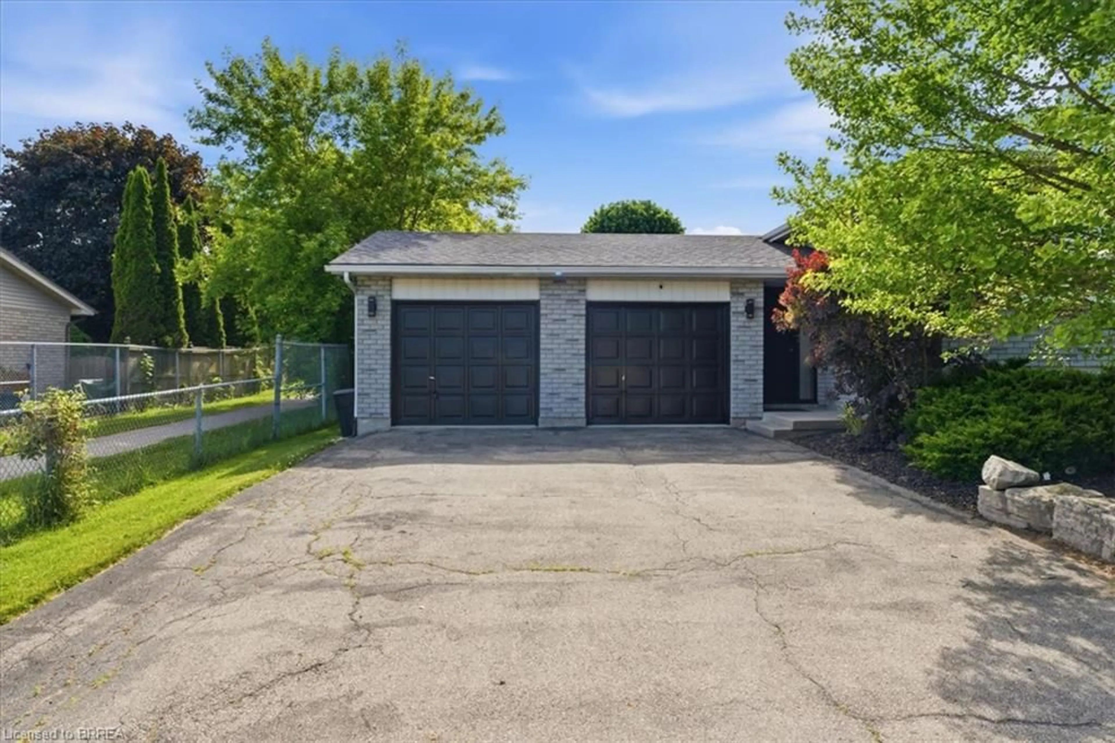 Indoor garage for 33 Edward Ave, St. George Ontario N0E 1N0