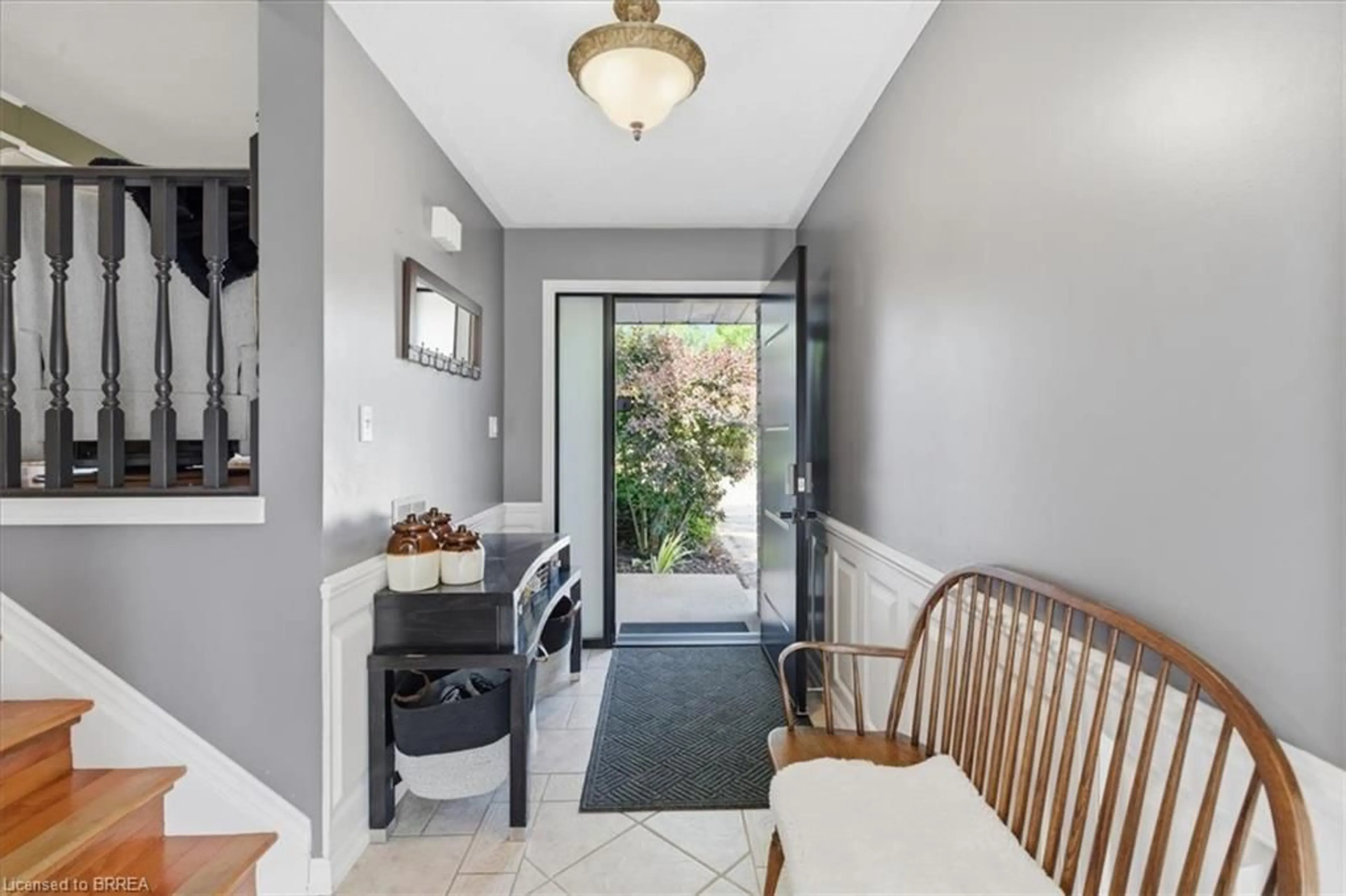 Indoor entryway for 33 Edward Ave, St. George Ontario N0E 1N0