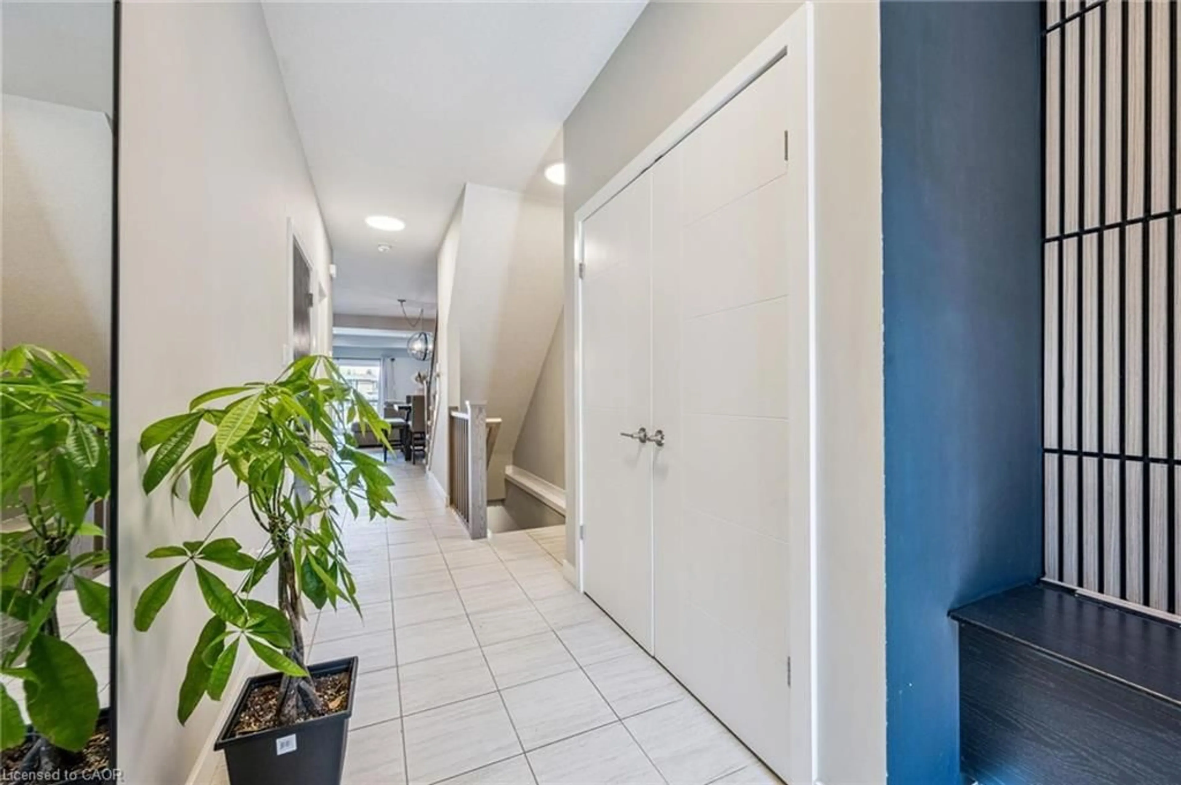 Indoor foyer for 907 Robert Ferrie Dr, Kitchener Ontario N2R 1N3