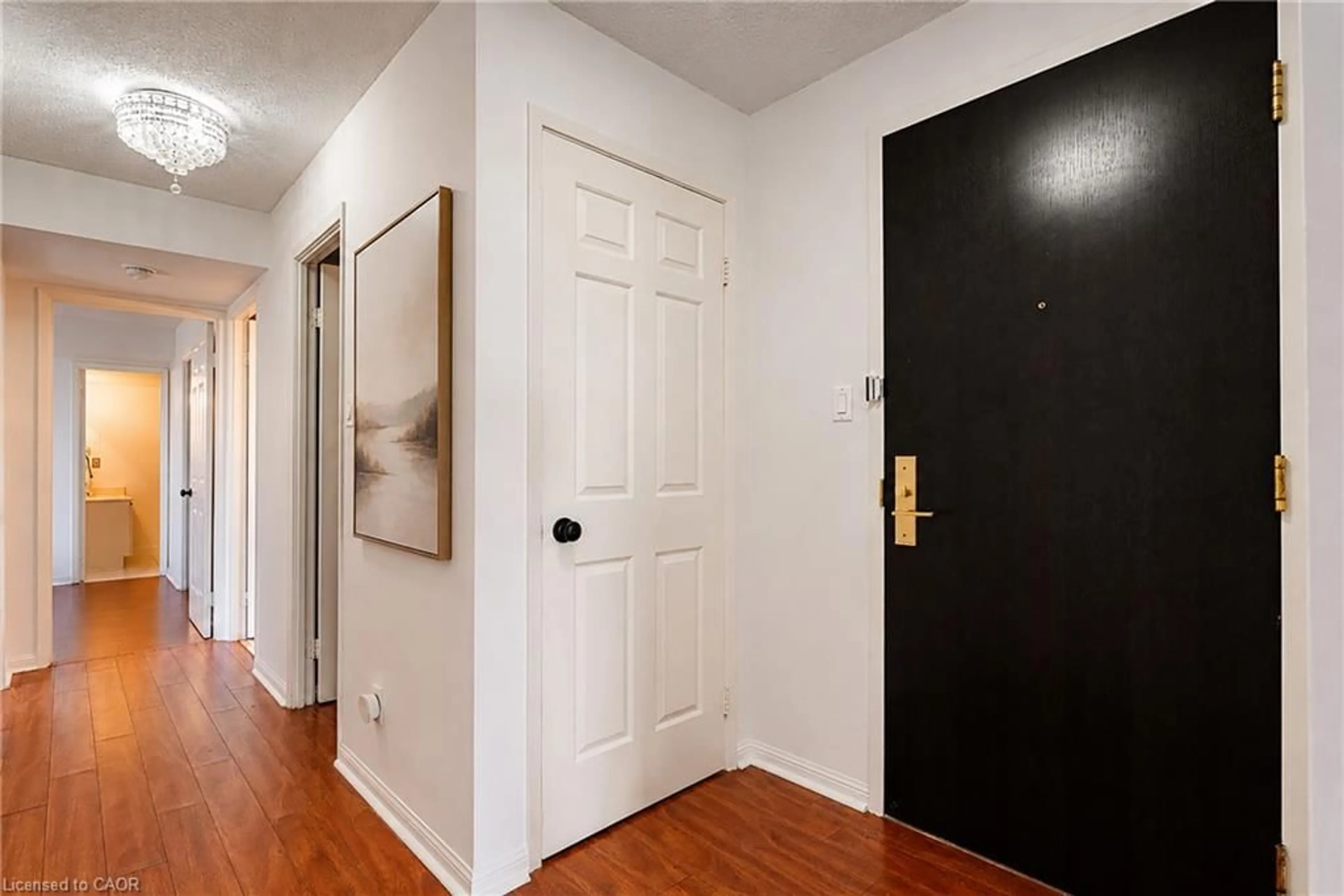 Indoor entryway for 55 Kingsbridge Garden Cir #909, Mississauga Ontario L5R 1Y1