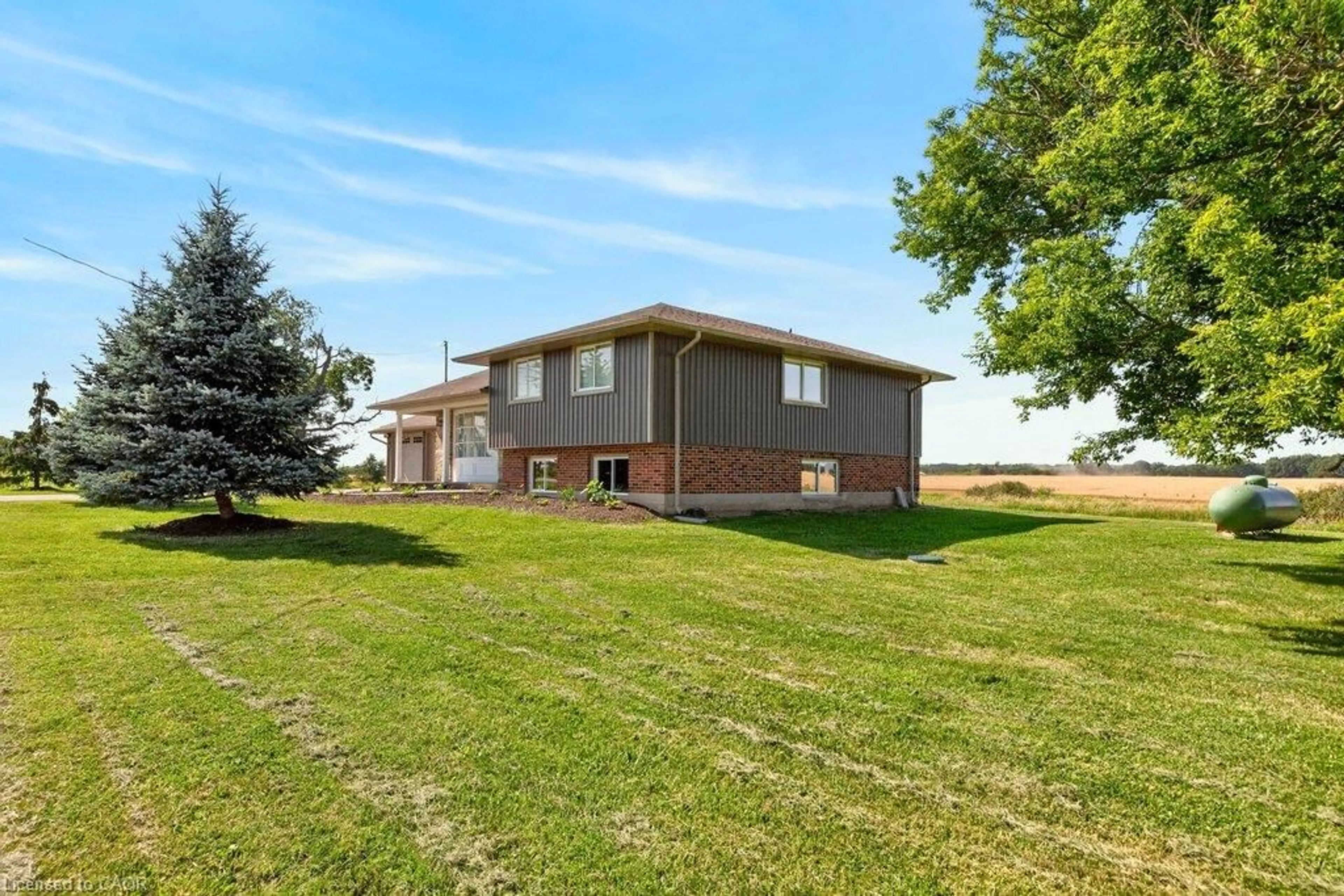 A pic from outside/outdoor area/front of a property/back of a property/a pic from drone, unknown for 6773 Smithville Rd, Smithville Ontario L0R 2A0