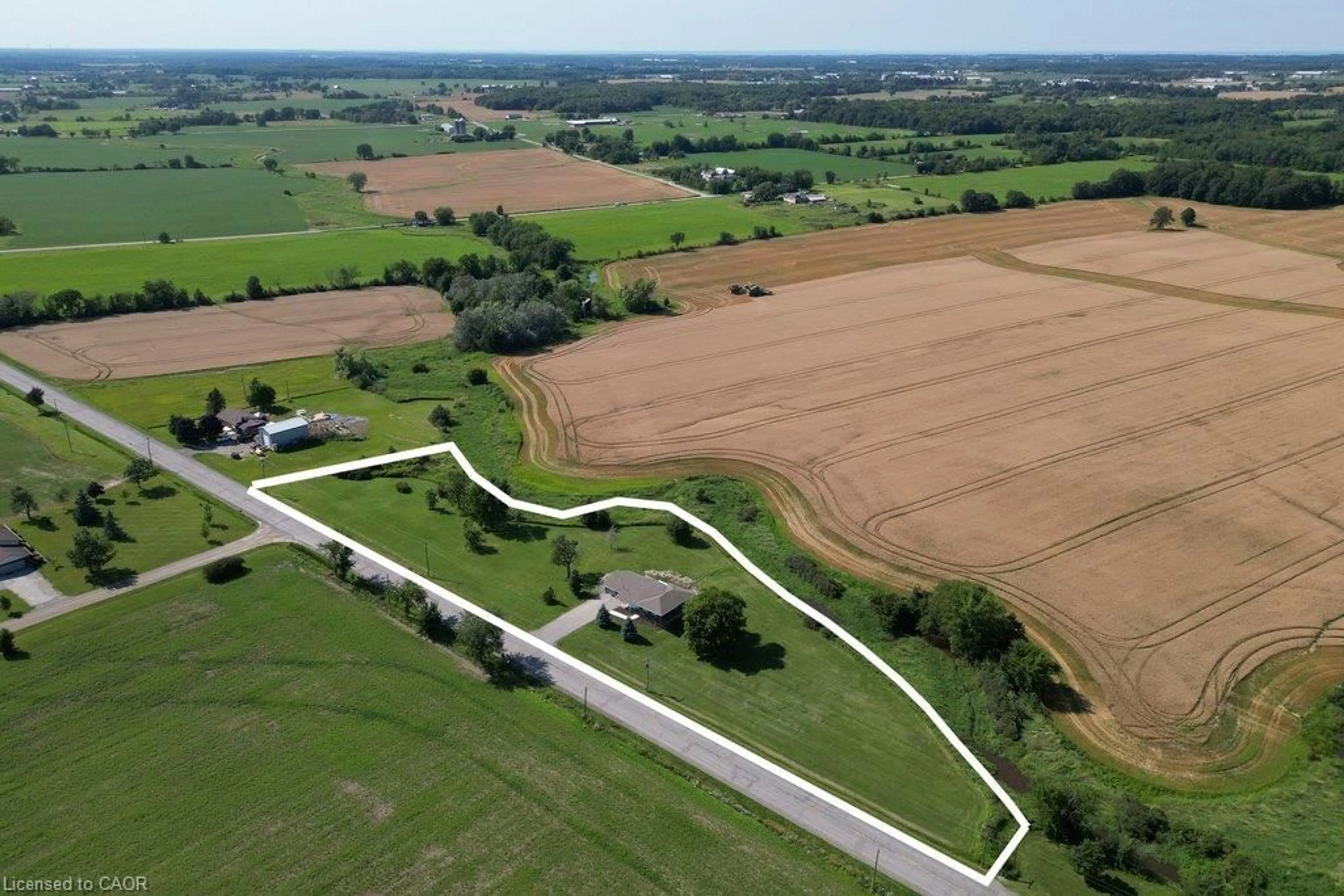 A pic from outside/outdoor area/front of a property/back of a property/a pic from drone, street for 6773 Smithville Rd, Smithville Ontario L0R 2A0