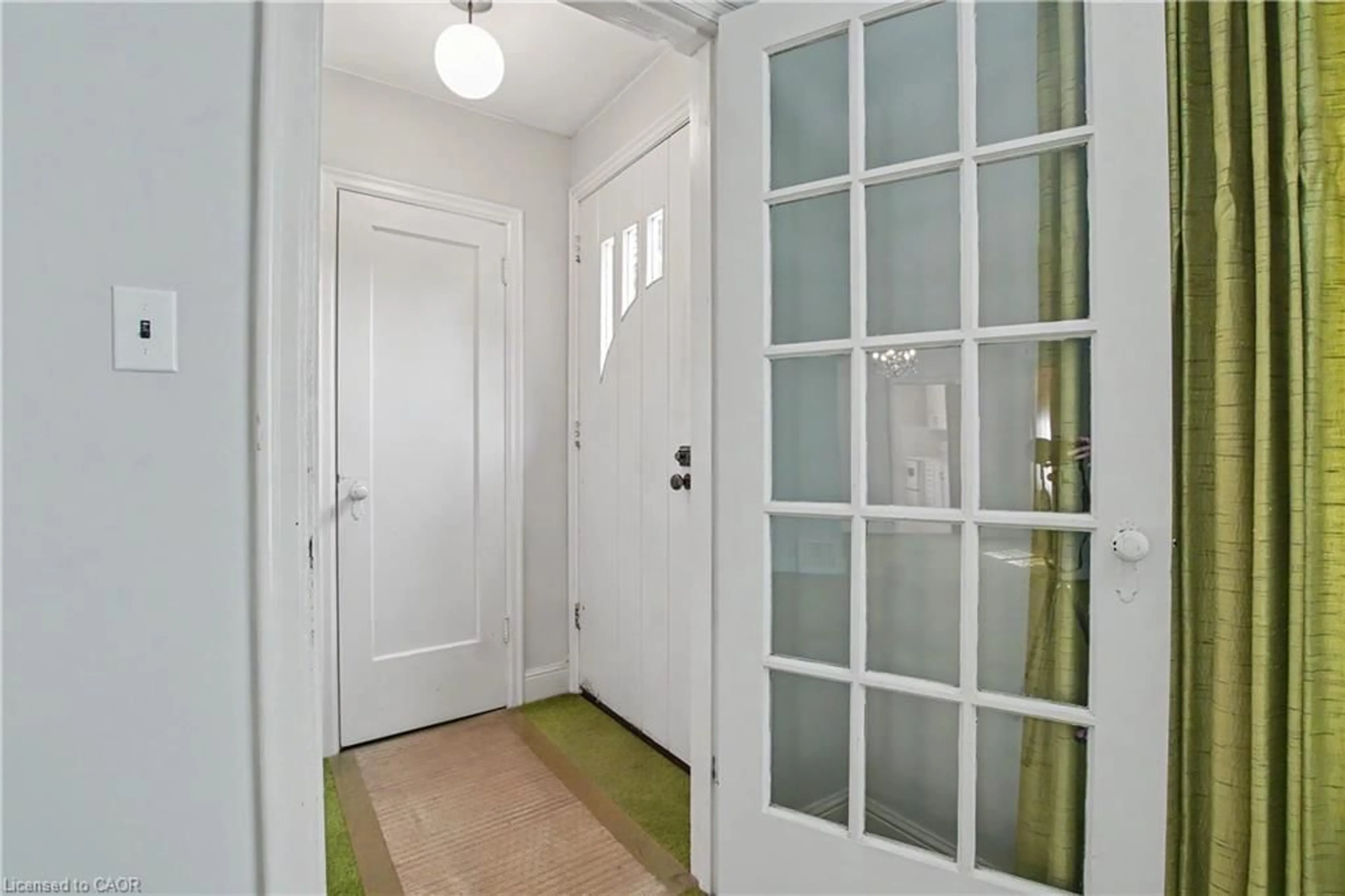 Indoor entryway for 115 Norwood Rd, Hamilton Ontario L8S 3R3