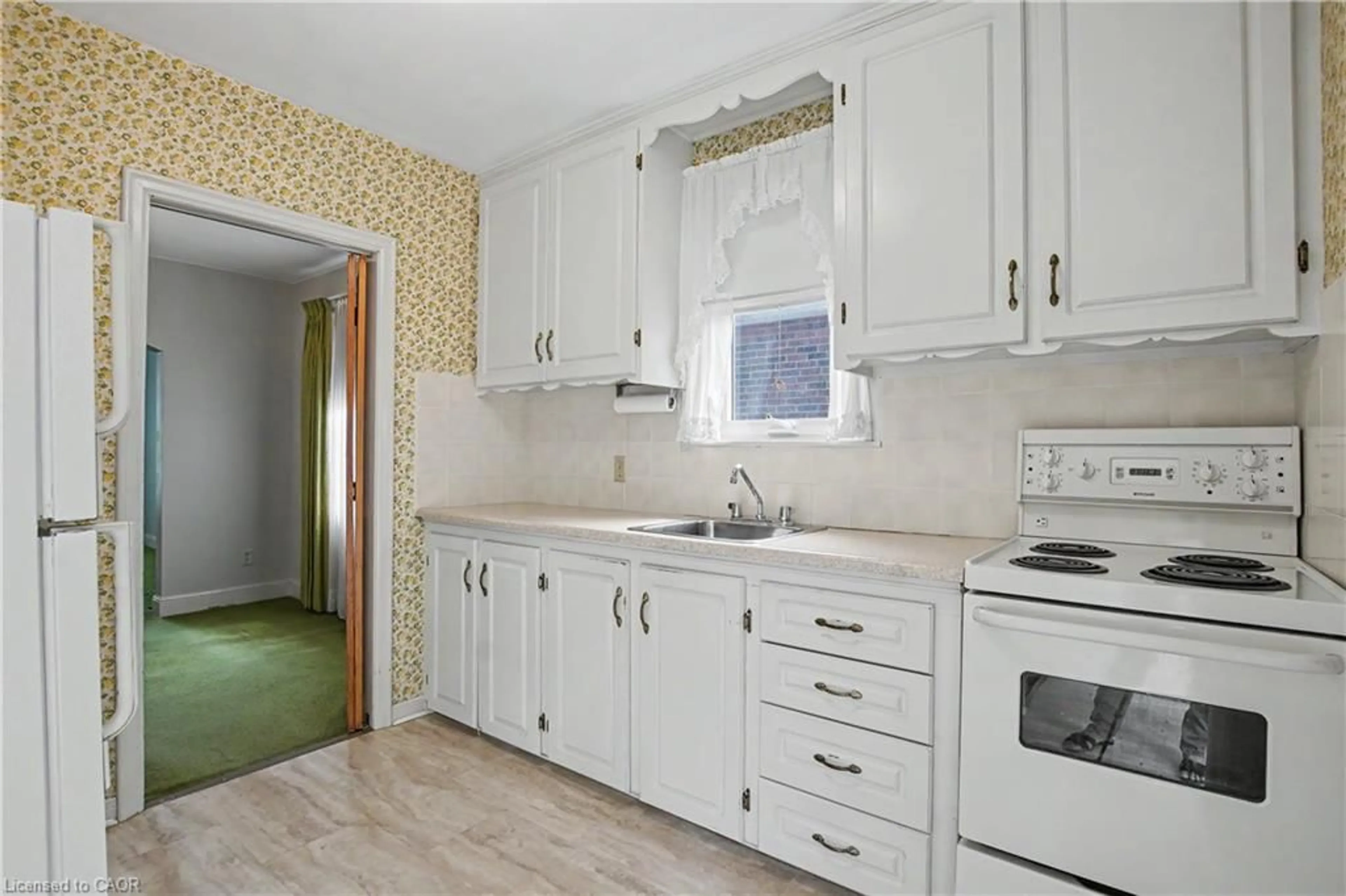Standard kitchen, unknown for 115 Norwood Rd, Hamilton Ontario L8S 3R3