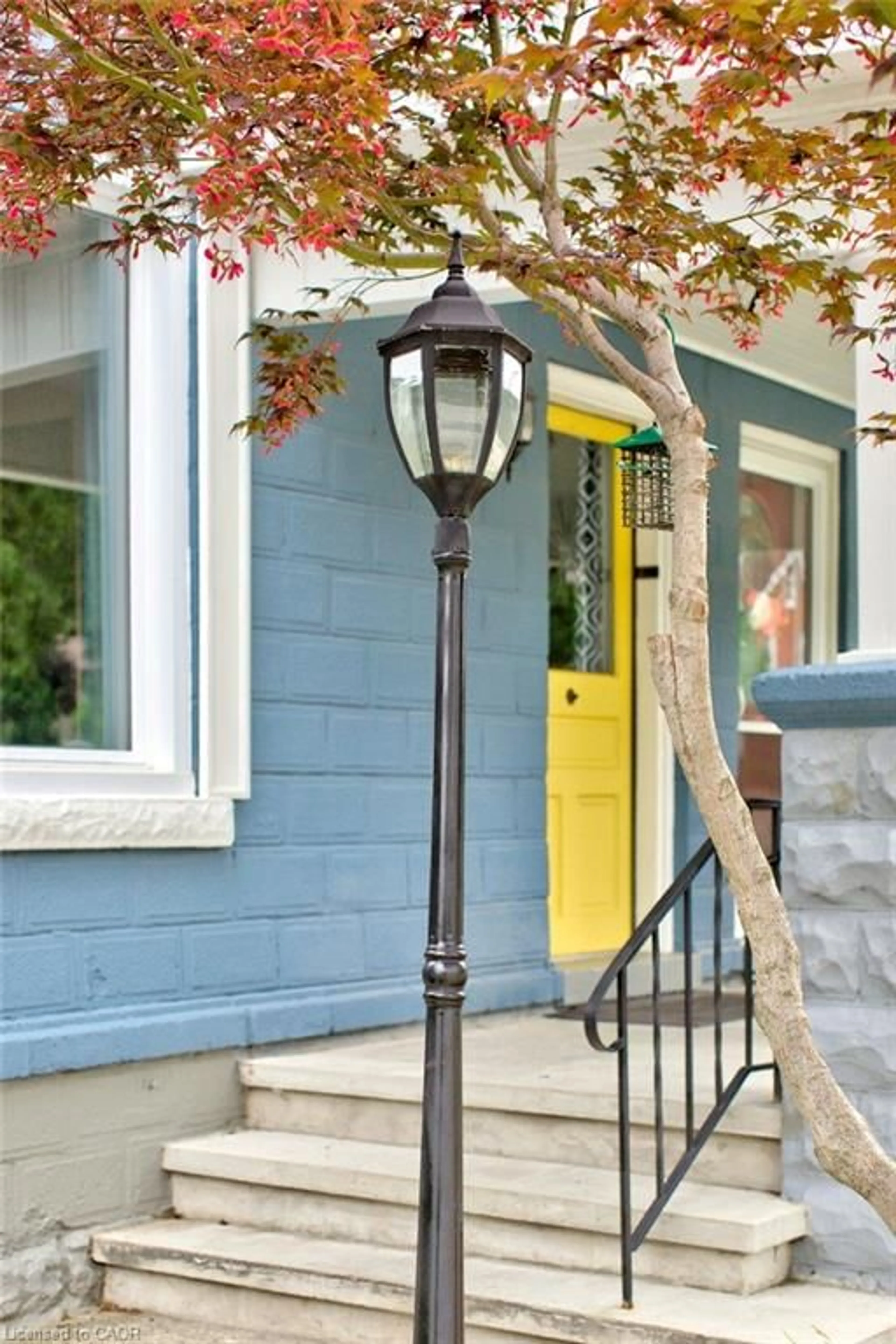 Indoor entryway for 286 Hatt St, Dundas Ontario L9H 2H3