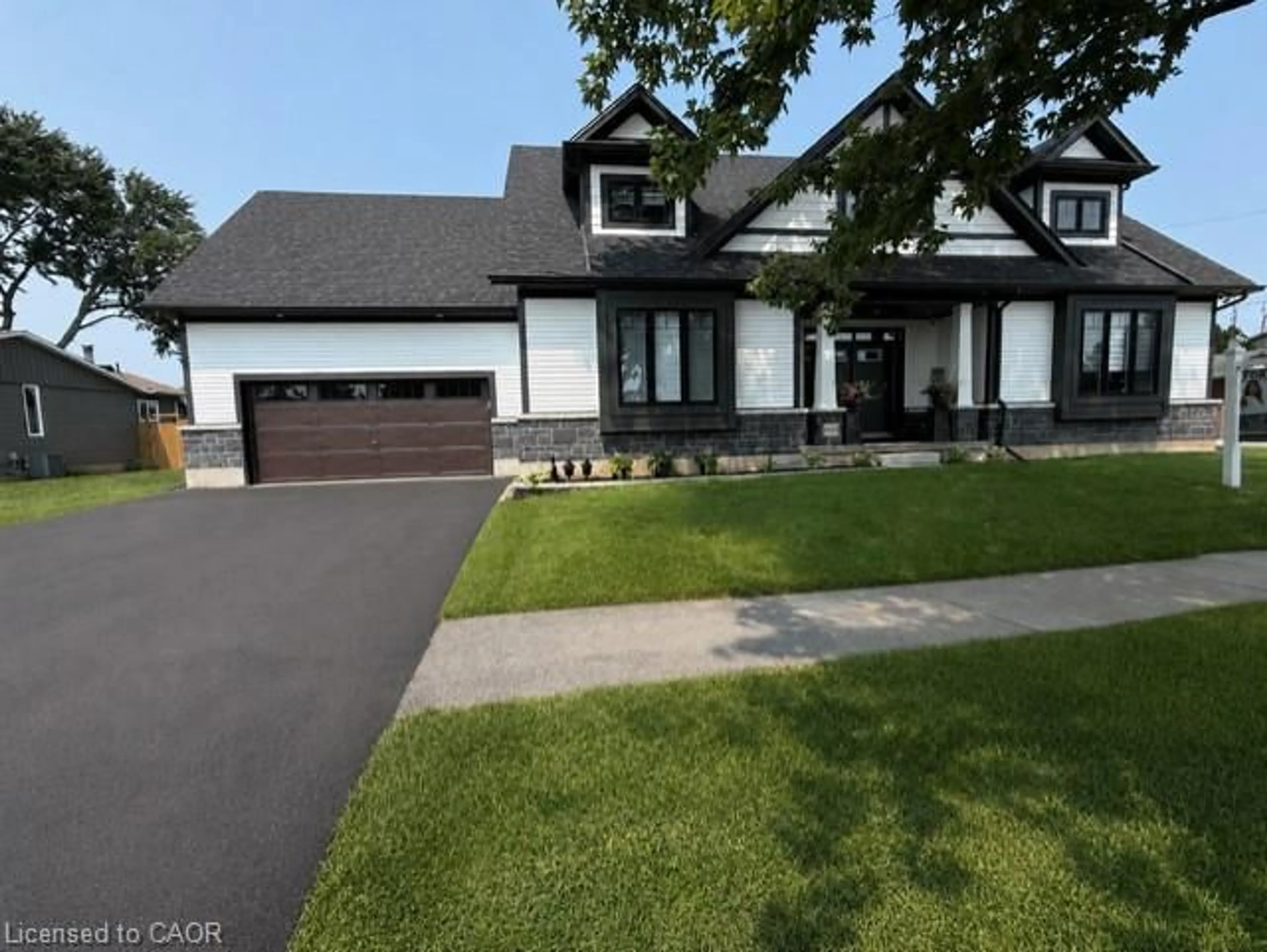 Home with vinyl exterior material, street for 2815 Red Maple Ave, Jordan Station Ontario L0R 1S0