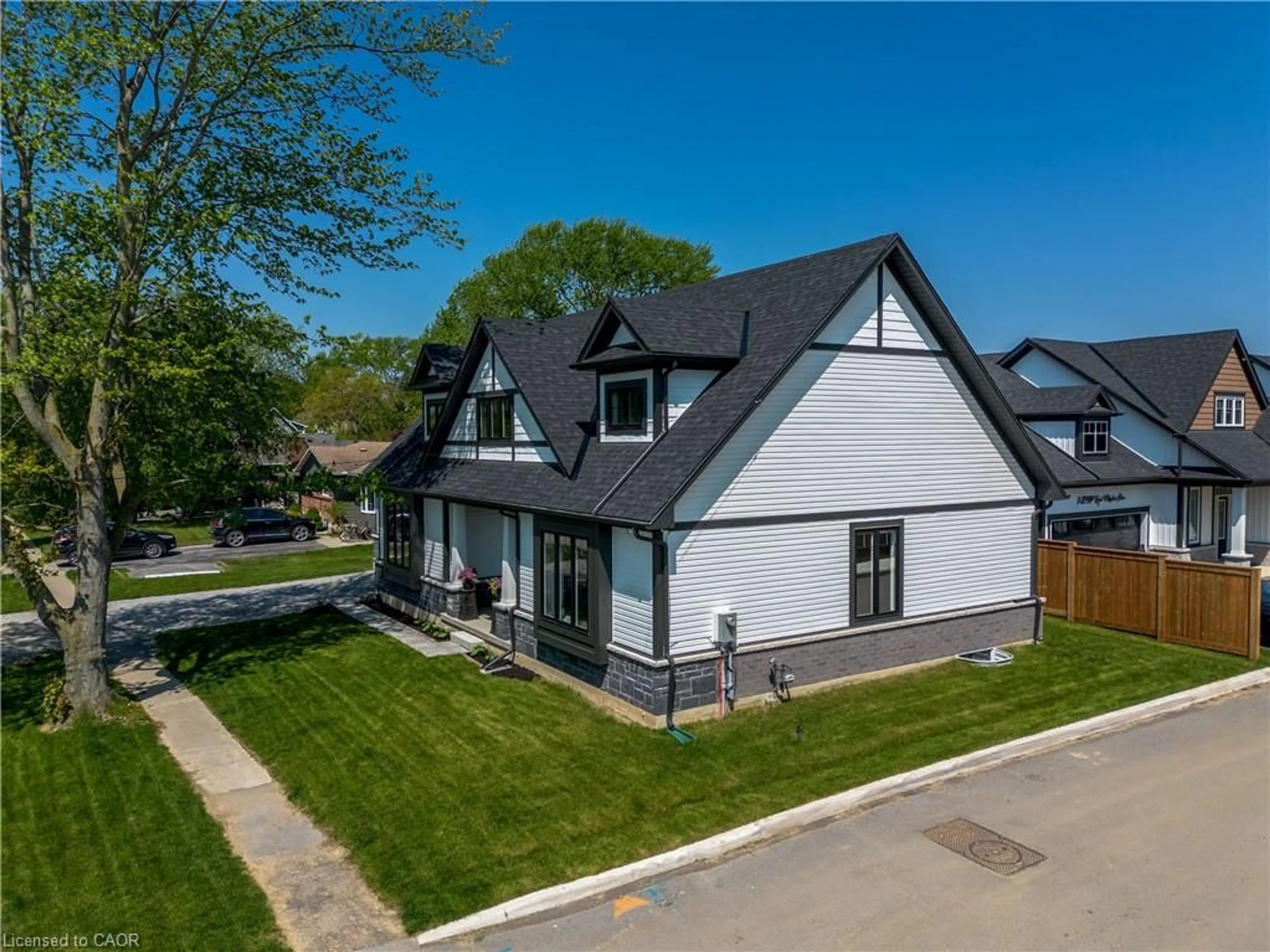 A pic from outside/outdoor area/front of a property/back of a property/a pic from drone, street for 2815 Red Maple Ave, Jordan Station Ontario L0R 1S0