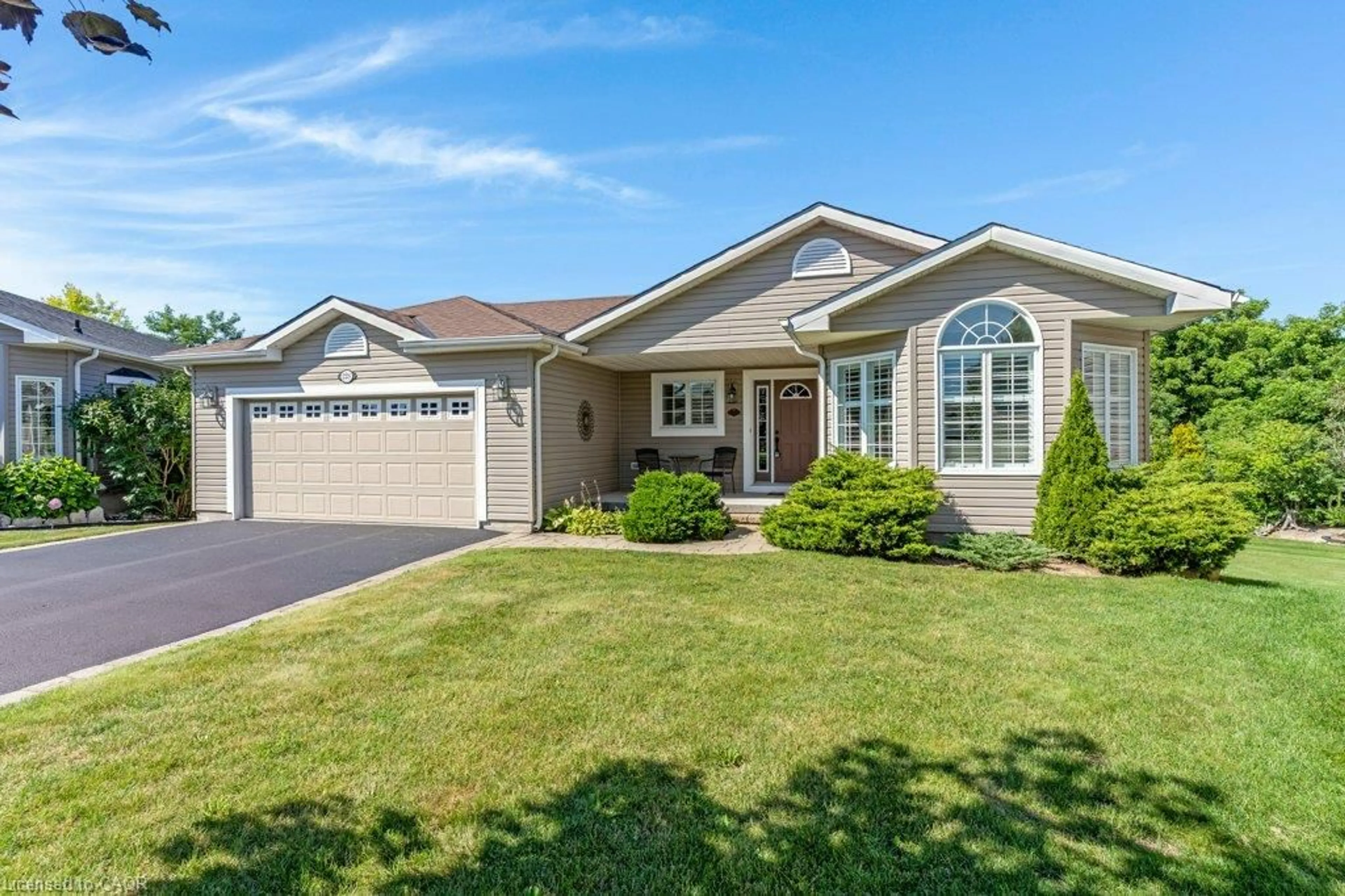 Home with vinyl exterior material, street for 228 Glenariff Dr, Freelton Ontario L8B 1A5