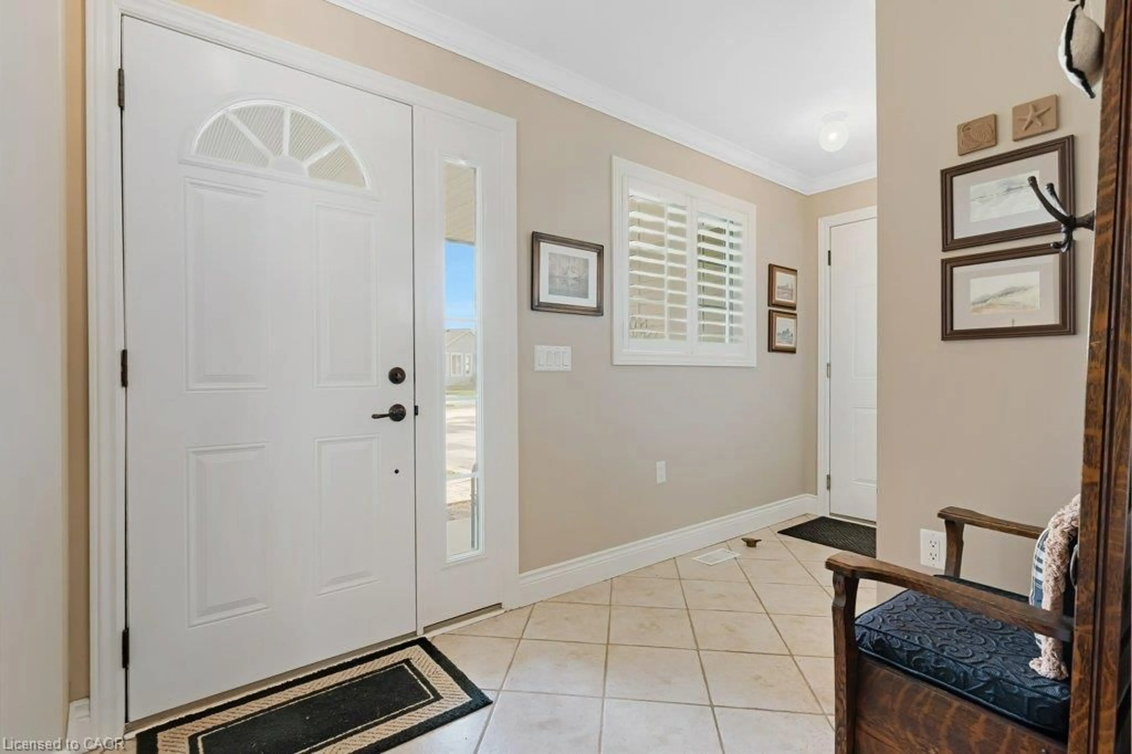 Indoor entryway for 228 Glenariff Dr, Freelton Ontario L8B 1A5