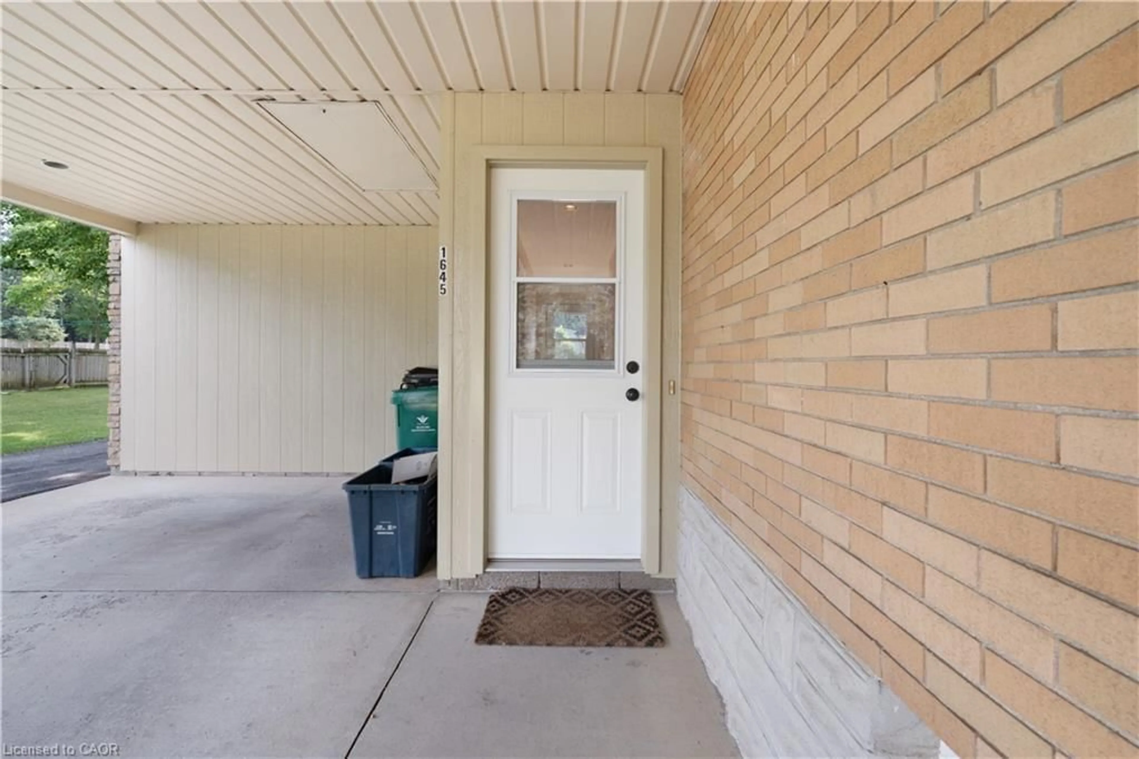 Indoor entryway for 1645 King St, St. Jacobs Ontario N0B 2N0