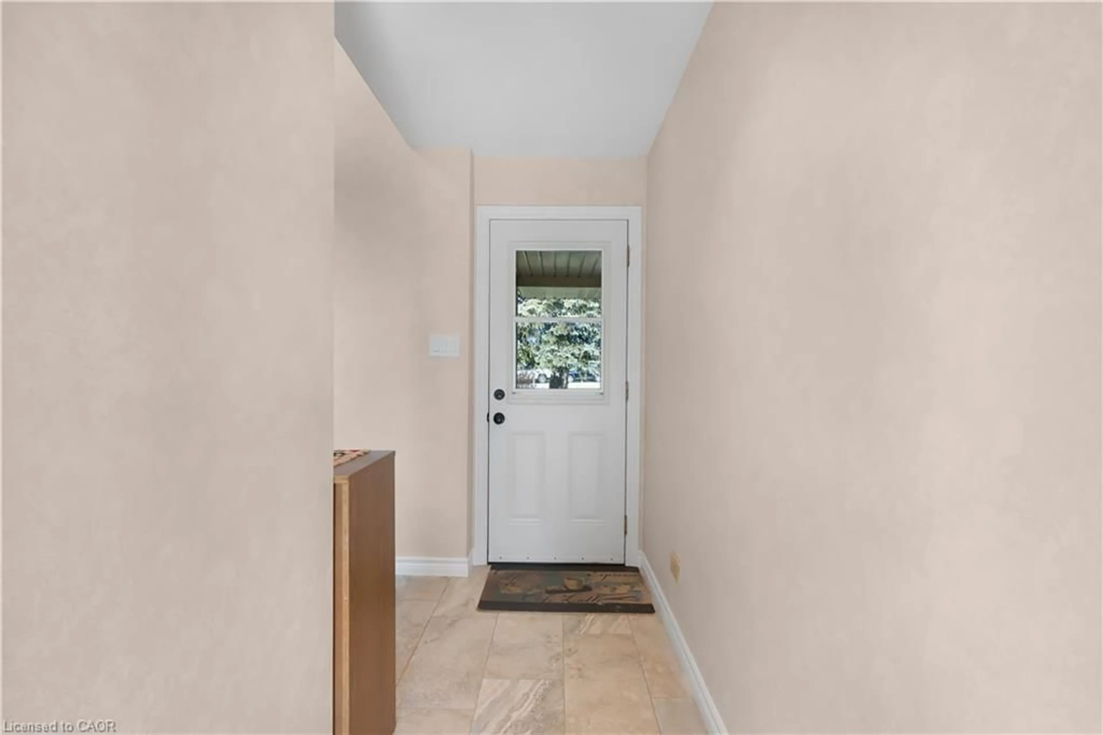 Indoor entryway for 1645 King St, St. Jacobs Ontario N0B 2N0