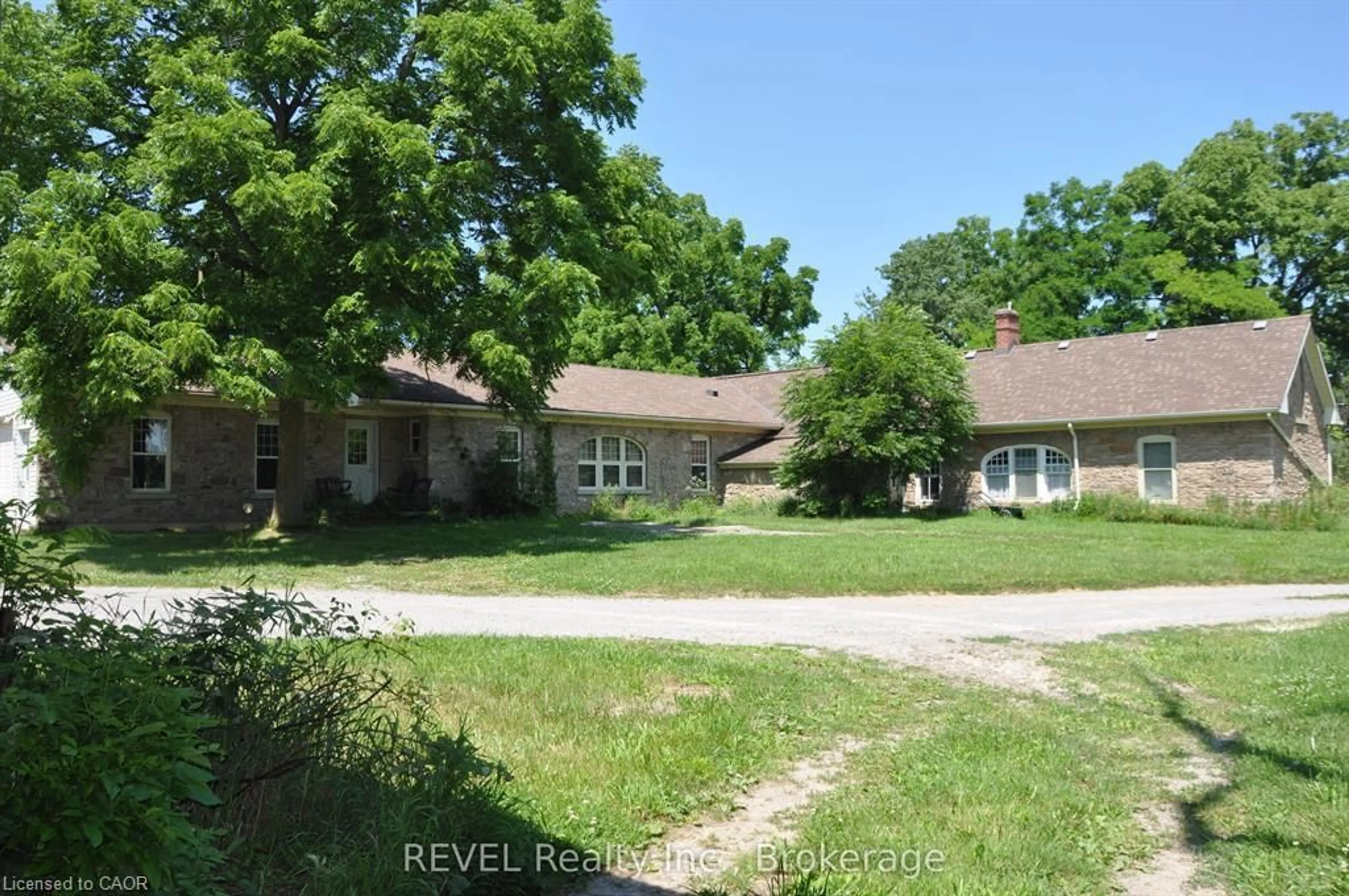 A pic from outside/outdoor area/front of a property/back of a property/a pic from drone, street for 2986 Wessel Dr, Lincoln Ontario L2R 6P7