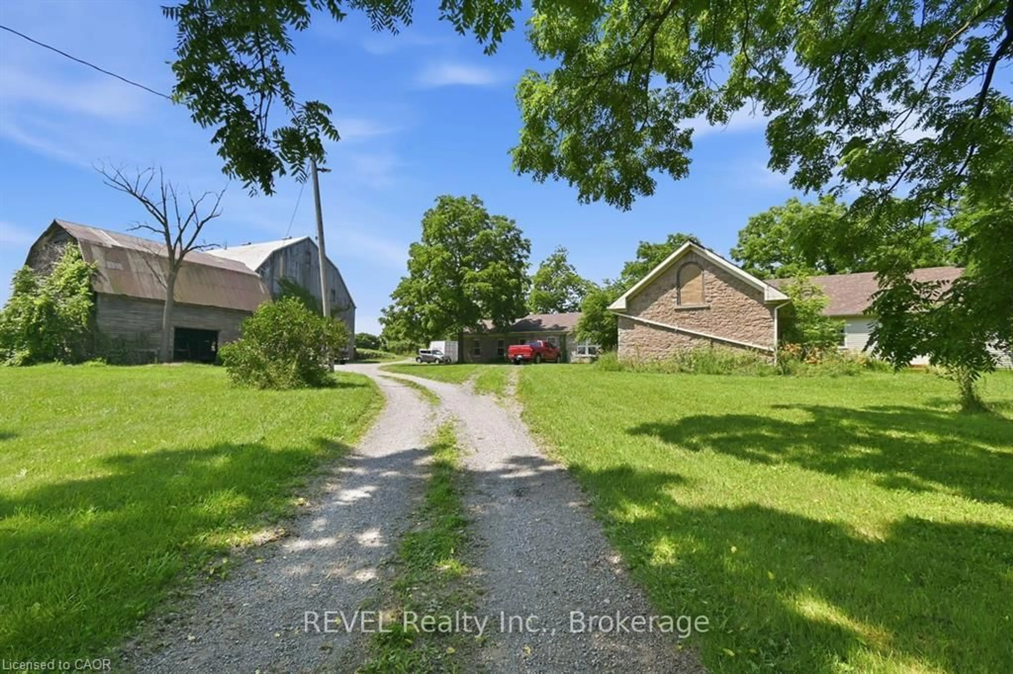 A pic from outside/outdoor area/front of a property/back of a property/a pic from drone, street for 2986 Wessel Dr, Lincoln Ontario L2R 6P7