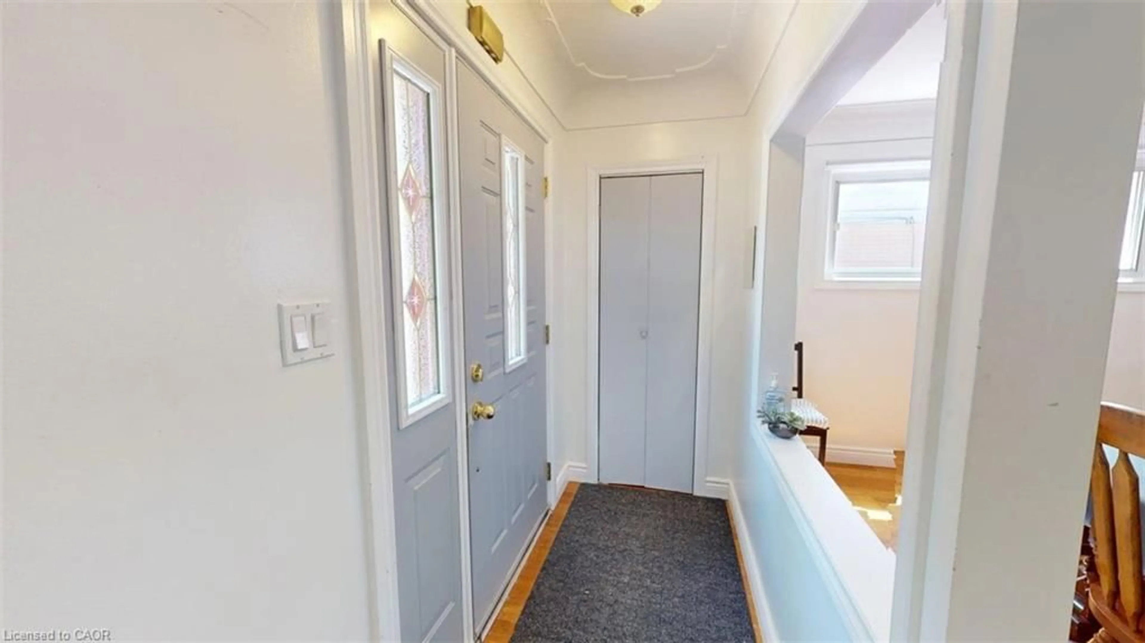 Indoor foyer for 56 Lower Horning Rd, Hamilton Ontario L8S 3G3