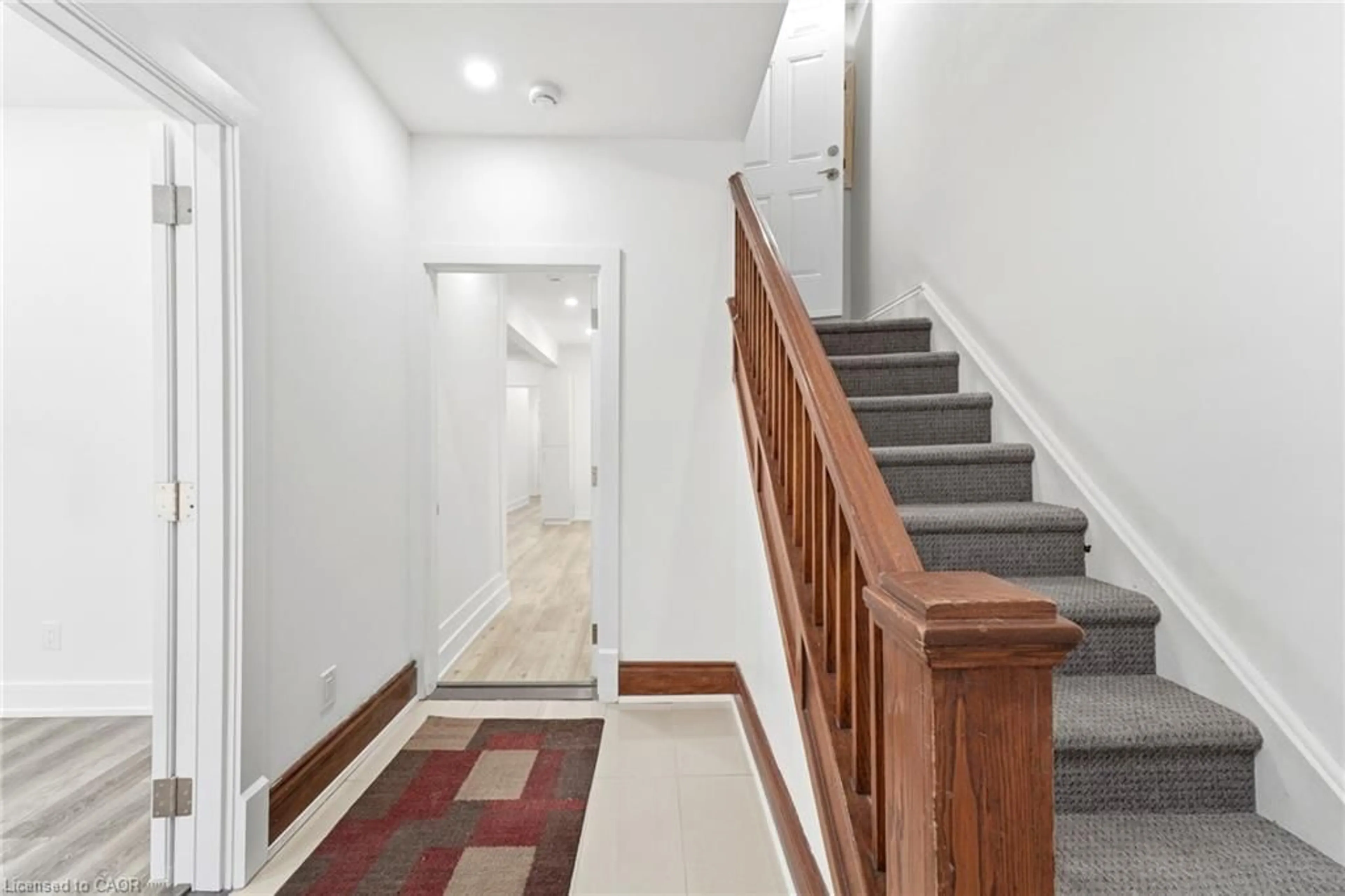 Indoor foyer for 968 Main St, Hamilton Ontario L8M 1M8