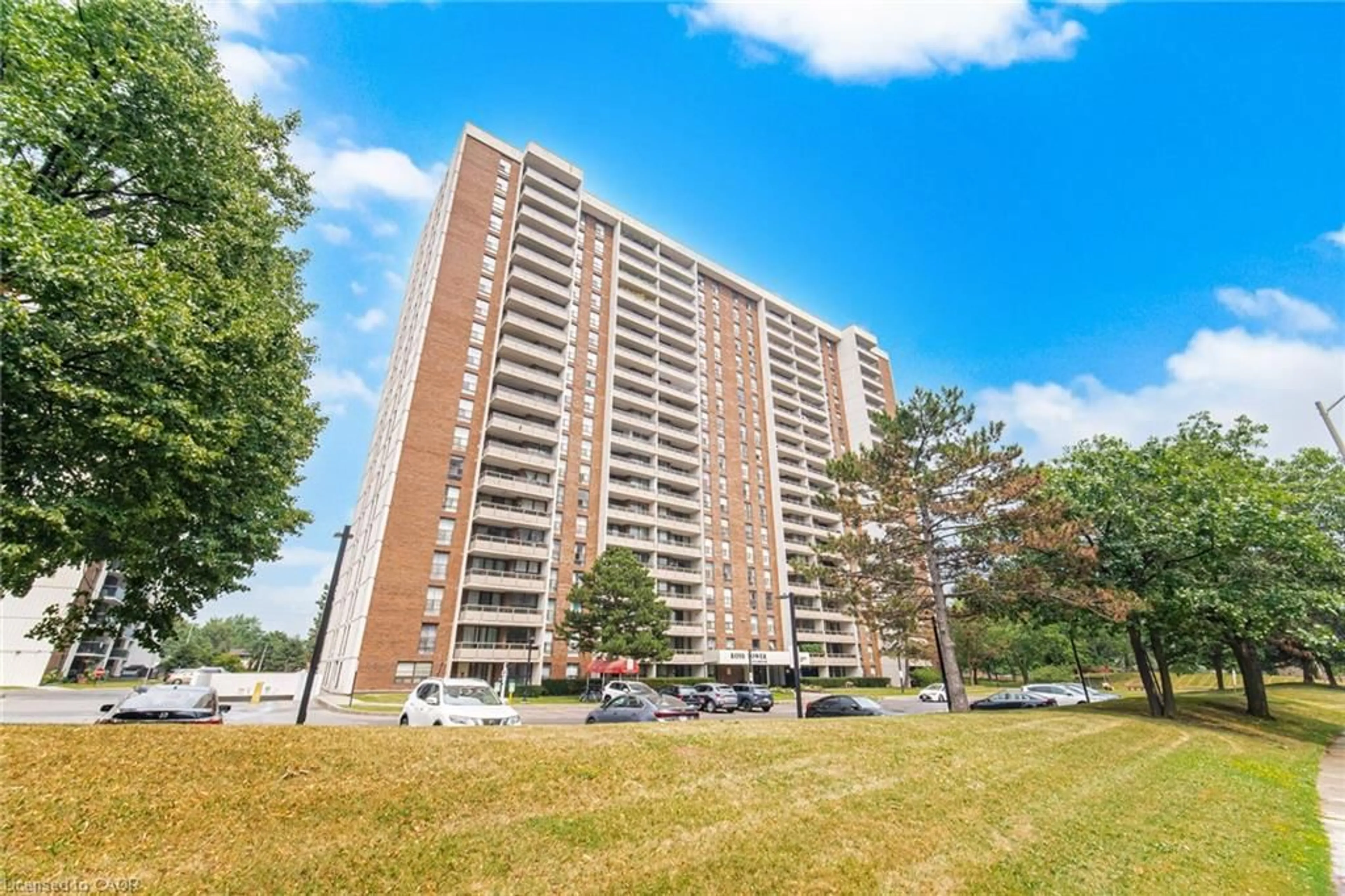 A pic from outside/outdoor area/front of a property/back of a property/a pic from drone, building for 4 Kings Cross Rd #303, Brampton Ontario L6T 3X8